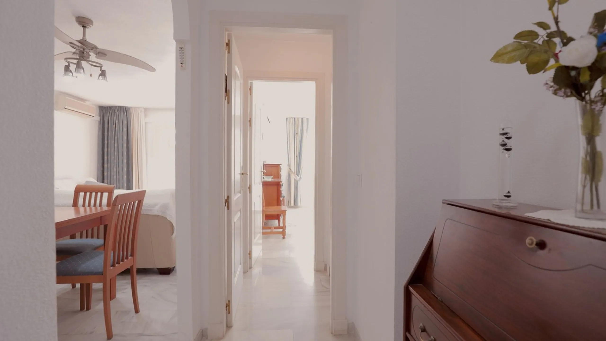 Opportunity! A mid-floor apartment in Urb. Amatista, lower La Reserva de Marbella for sale from the original owners since new in the year 2000. Great location and lovely, open views.