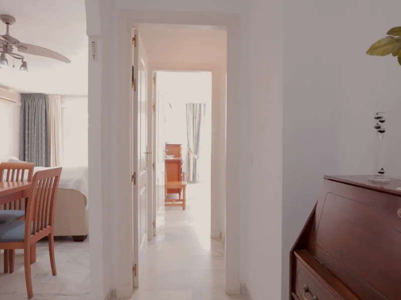 Opportunity! A mid-floor apartment in Urb. Amatista, lower La Reserva de Marbella for sale from the original owners since new in the year 2000. Great location and lovely, open views.