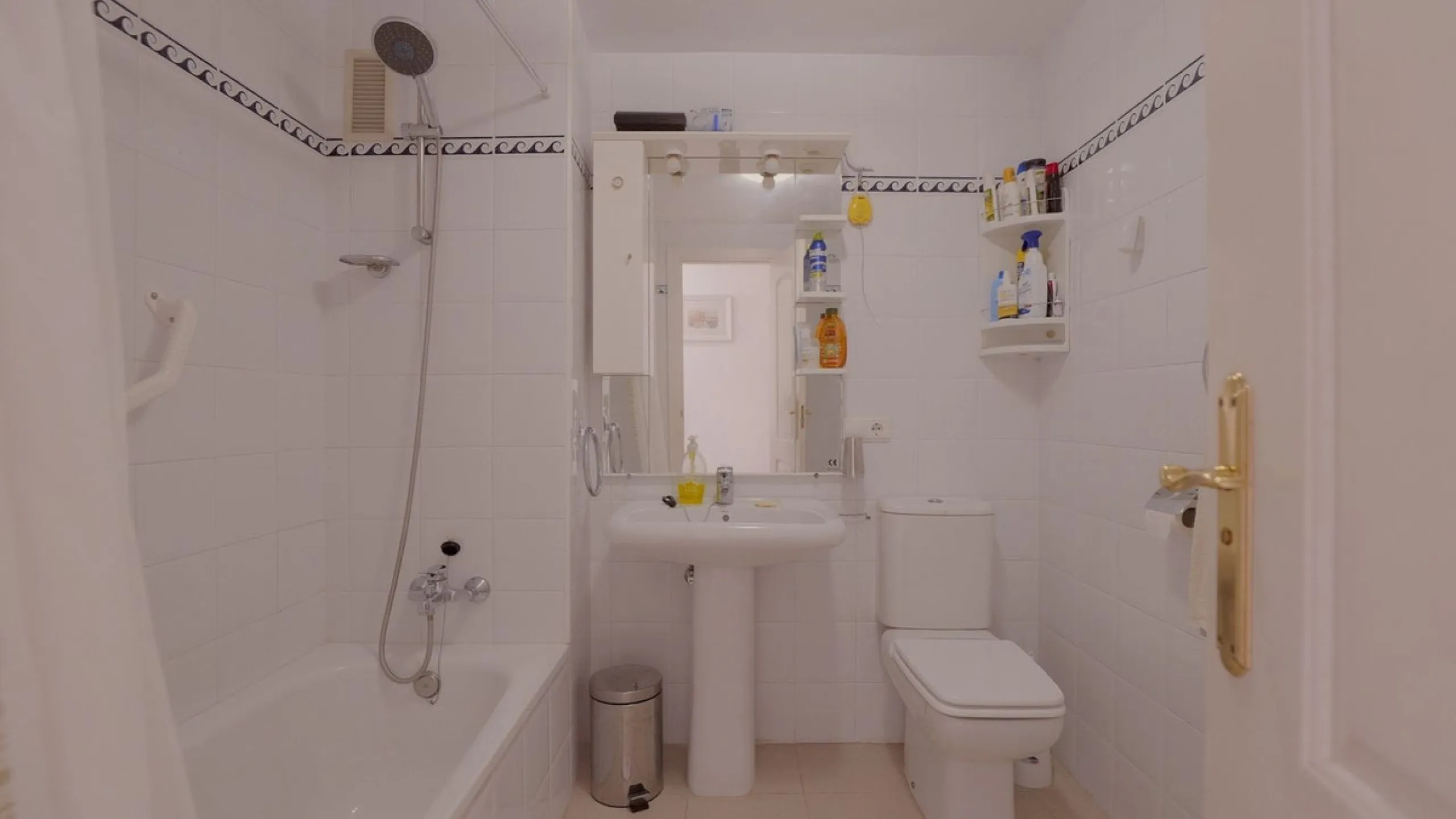 Opportunity! A mid-floor apartment in Urb. Amatista, lower La Reserva de Marbella for sale from the original owners since new in the year 2000. Great location and lovely, open views.