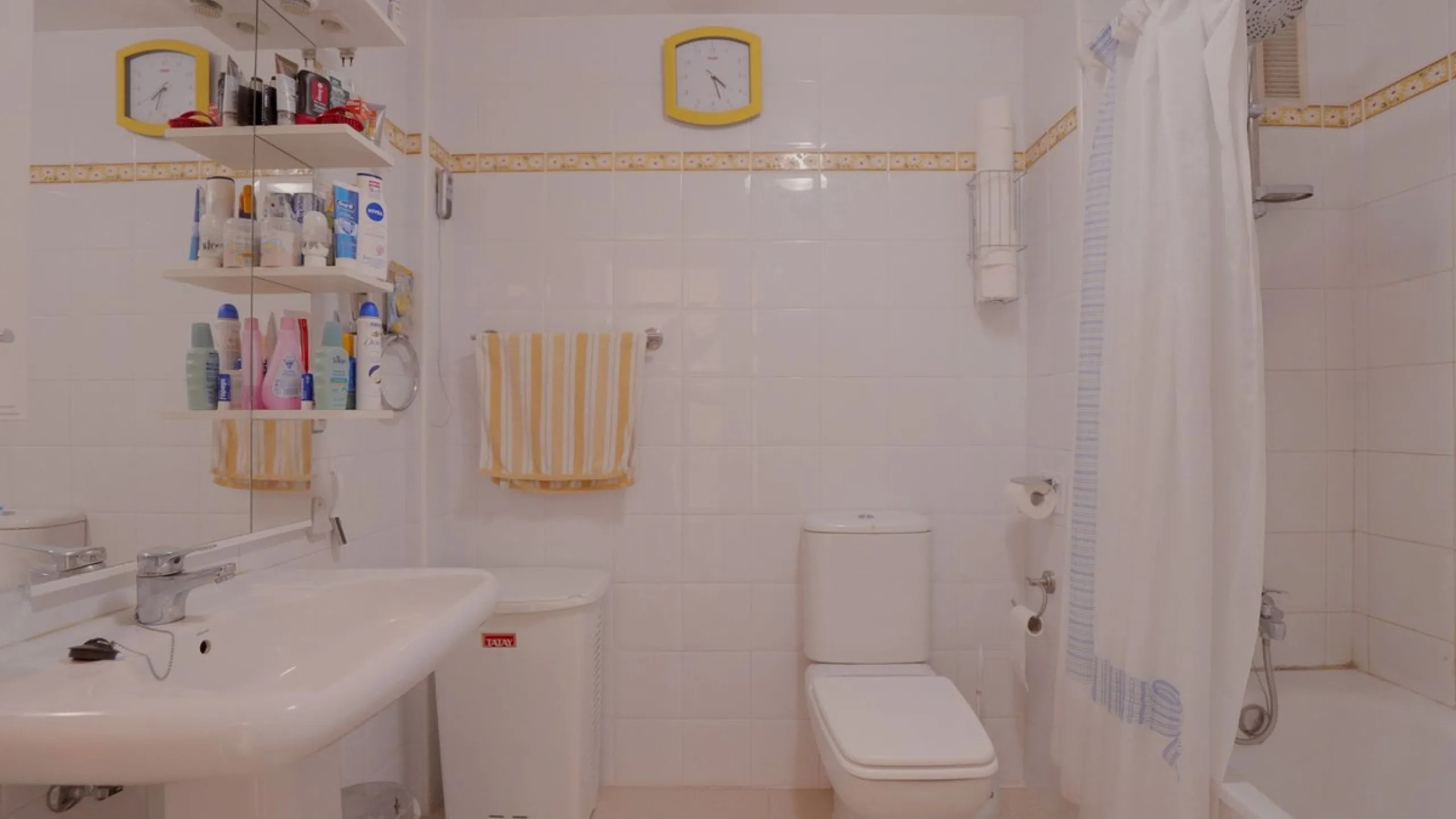Opportunity! A mid-floor apartment in Urb. Amatista, lower La Reserva de Marbella for sale from the original owners since new in the year 2000. Great location and lovely, open views.