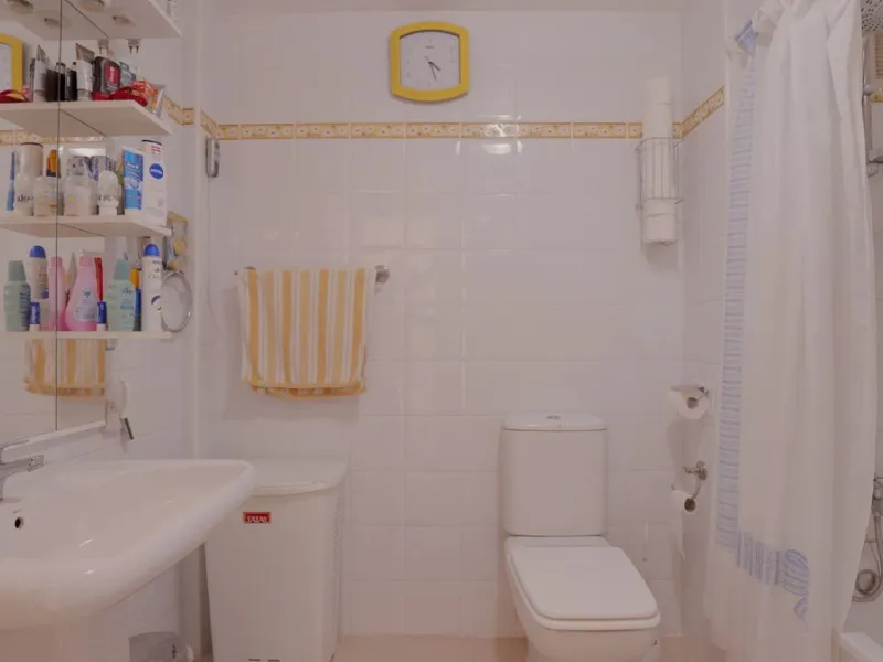 Opportunity! A mid-floor apartment in Urb. Amatista, lower La Reserva de Marbella for sale from the original owners since new in the year 2000. Great location and lovely, open views.