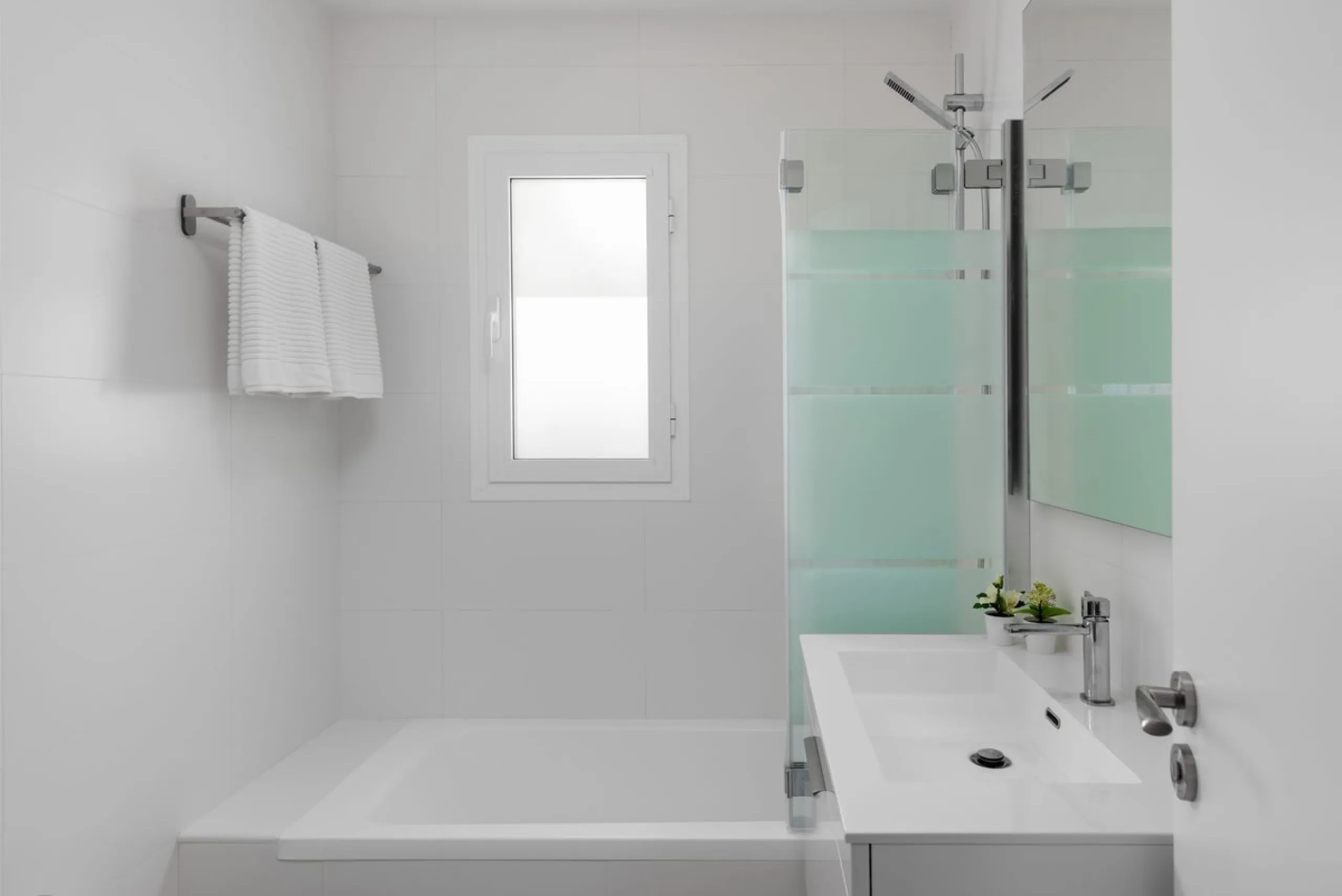 Modern 2-Bedroom Apartment with Parking – Puerto Blanco, Estepona