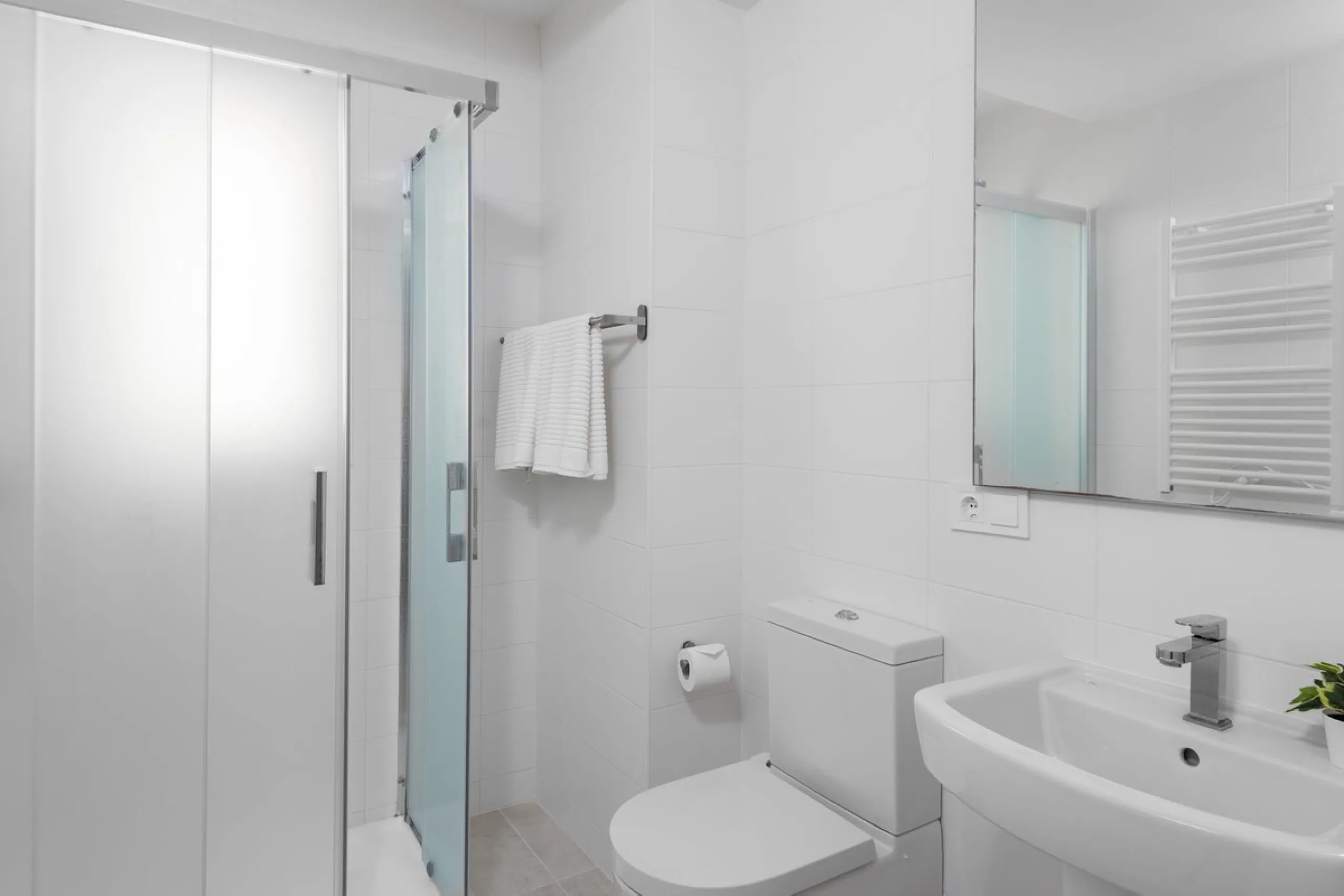 Modern 2-Bedroom Apartment with Parking – Puerto Blanco, Estepona