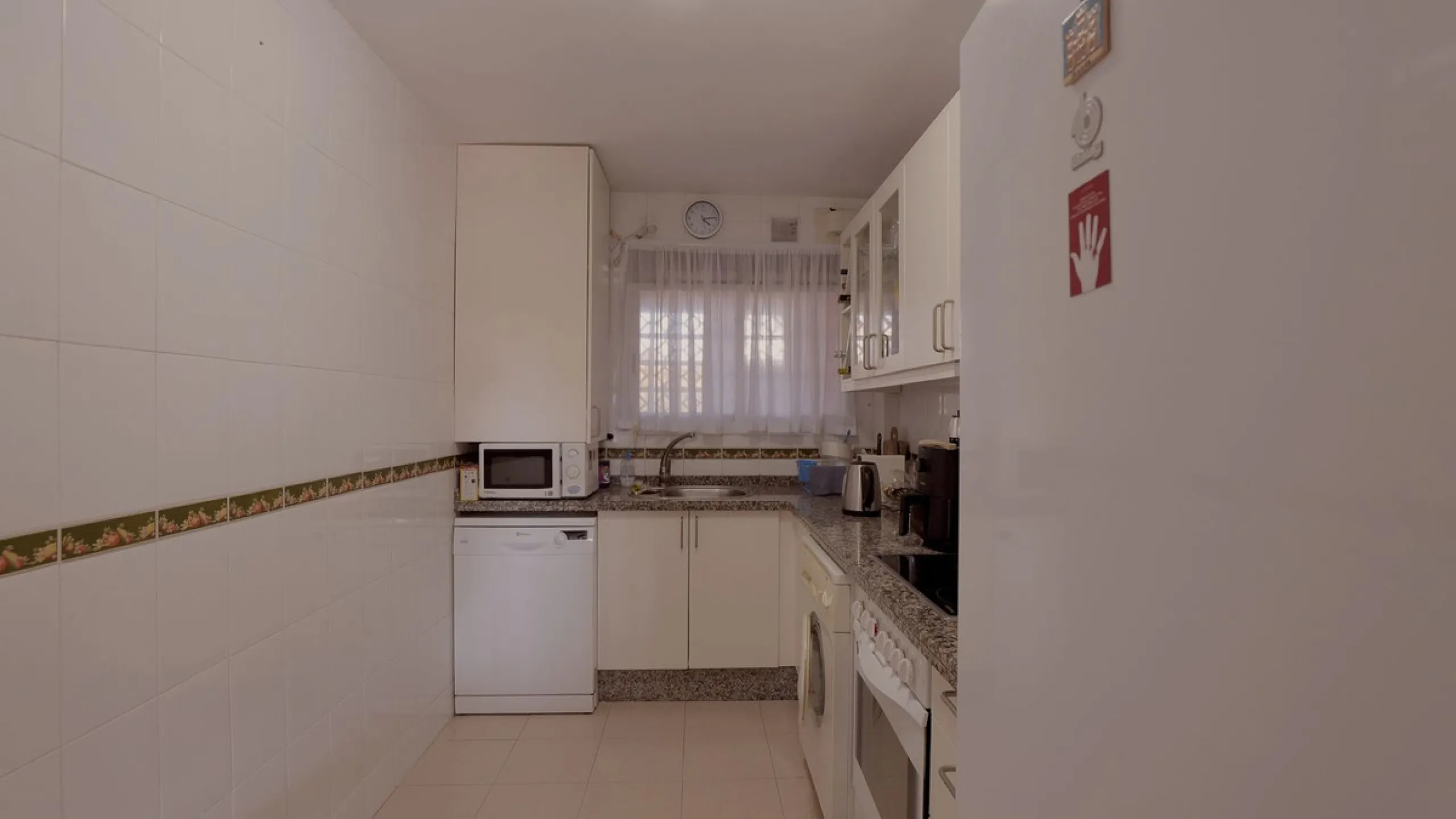 Opportunity! A mid-floor apartment in Urb. Amatista, lower La Reserva de Marbella for sale from the original owners since new in the year 2000. Great location and lovely, open views.