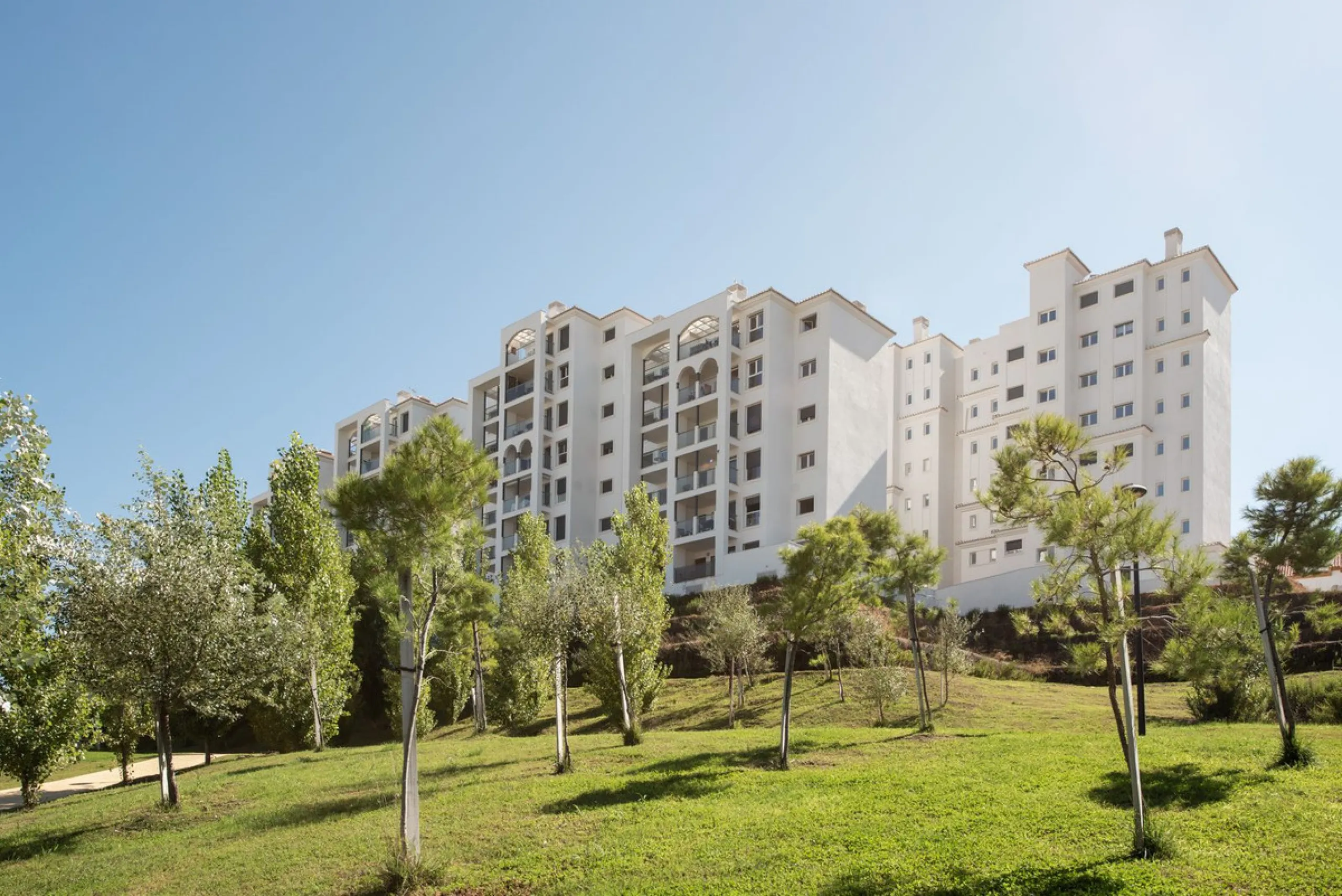 Modern 2-Bedroom Apartment with Parking – Puerto Blanco, Estepona