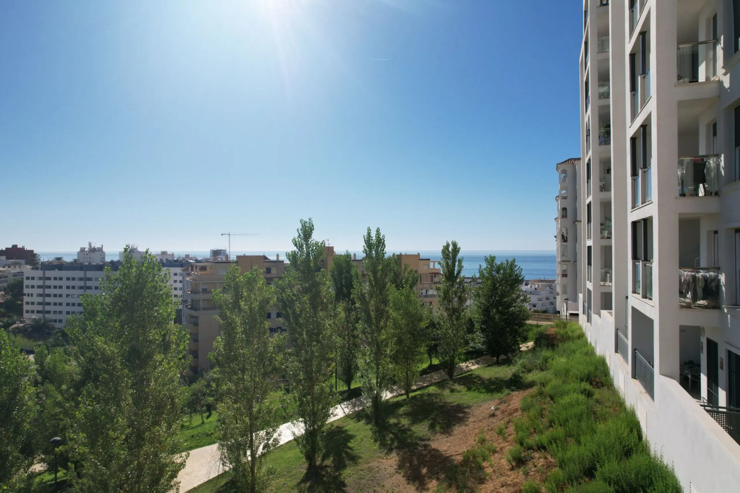 Modern 2-Bedroom Apartment with Parking – Puerto Blanco, Estepona