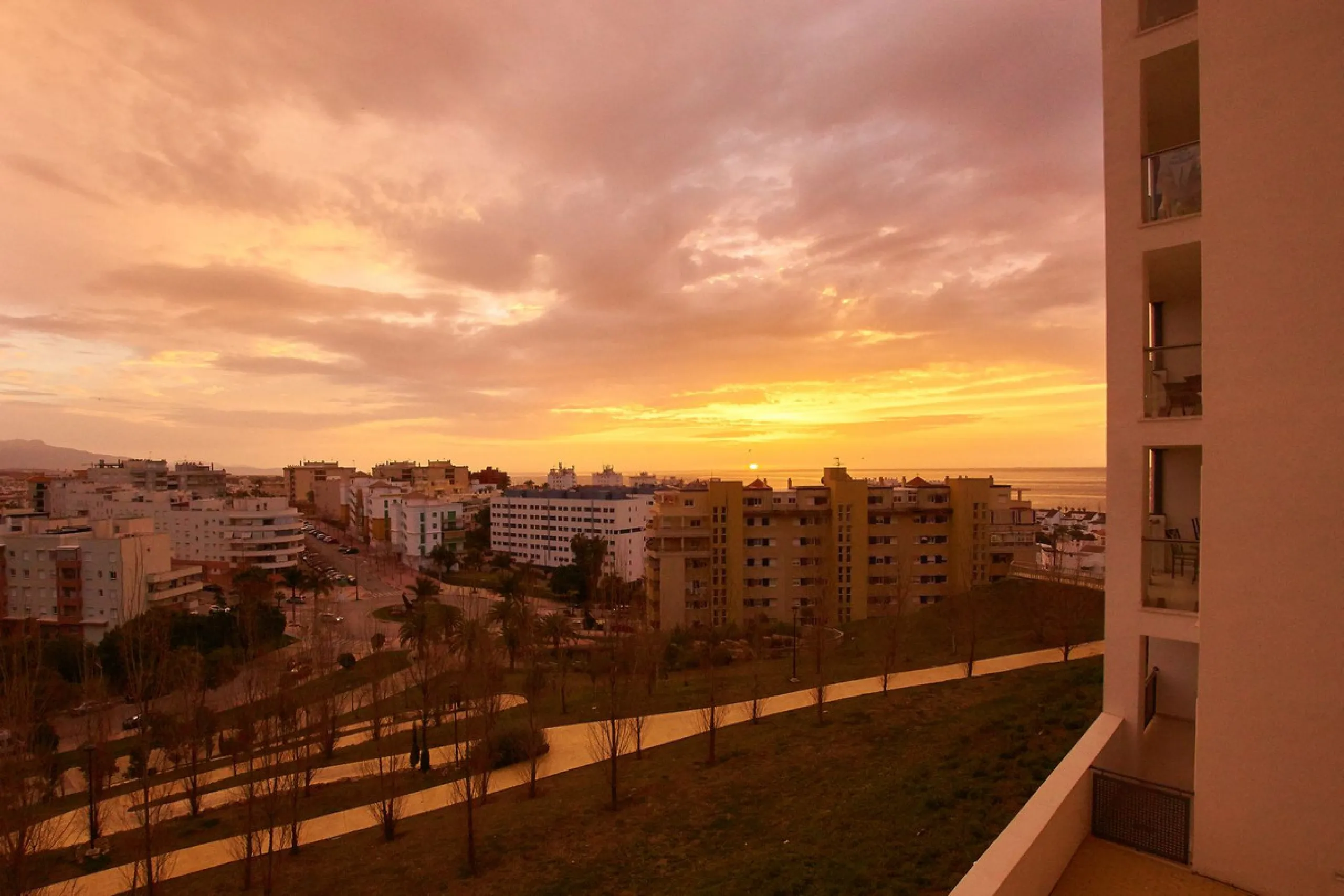 Modern 2-Bedroom Apartment with Parking – Puerto Blanco, Estepona