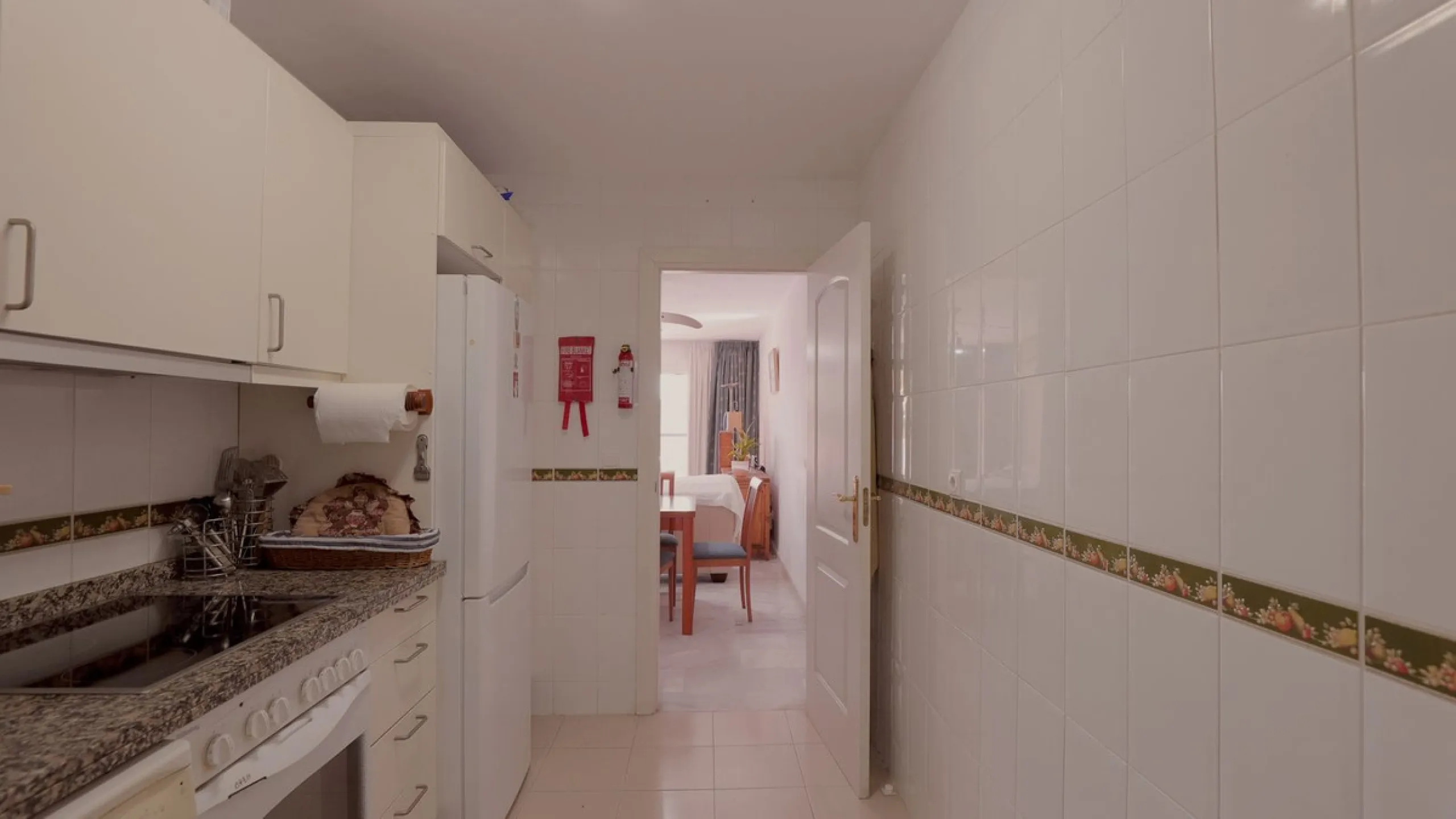 Opportunity! A mid-floor apartment in Urb. Amatista, lower La Reserva de Marbella for sale from the original owners since new in the year 2000. Great location and lovely, open views.