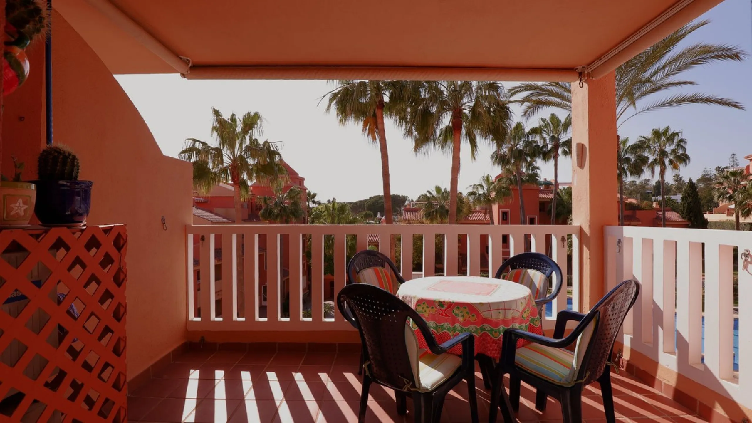 Opportunity! A mid-floor apartment in Urb. Amatista, lower La Reserva de Marbella for sale from the original owners since new in the year 2000. Great location and lovely, open views.