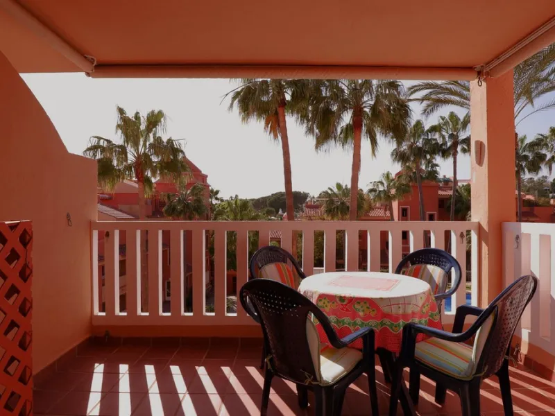 Opportunity! A mid-floor apartment in Urb. Amatista, lower La Reserva de Marbella for sale from the original owners since new in the year 2000. Great location and lovely, open views.