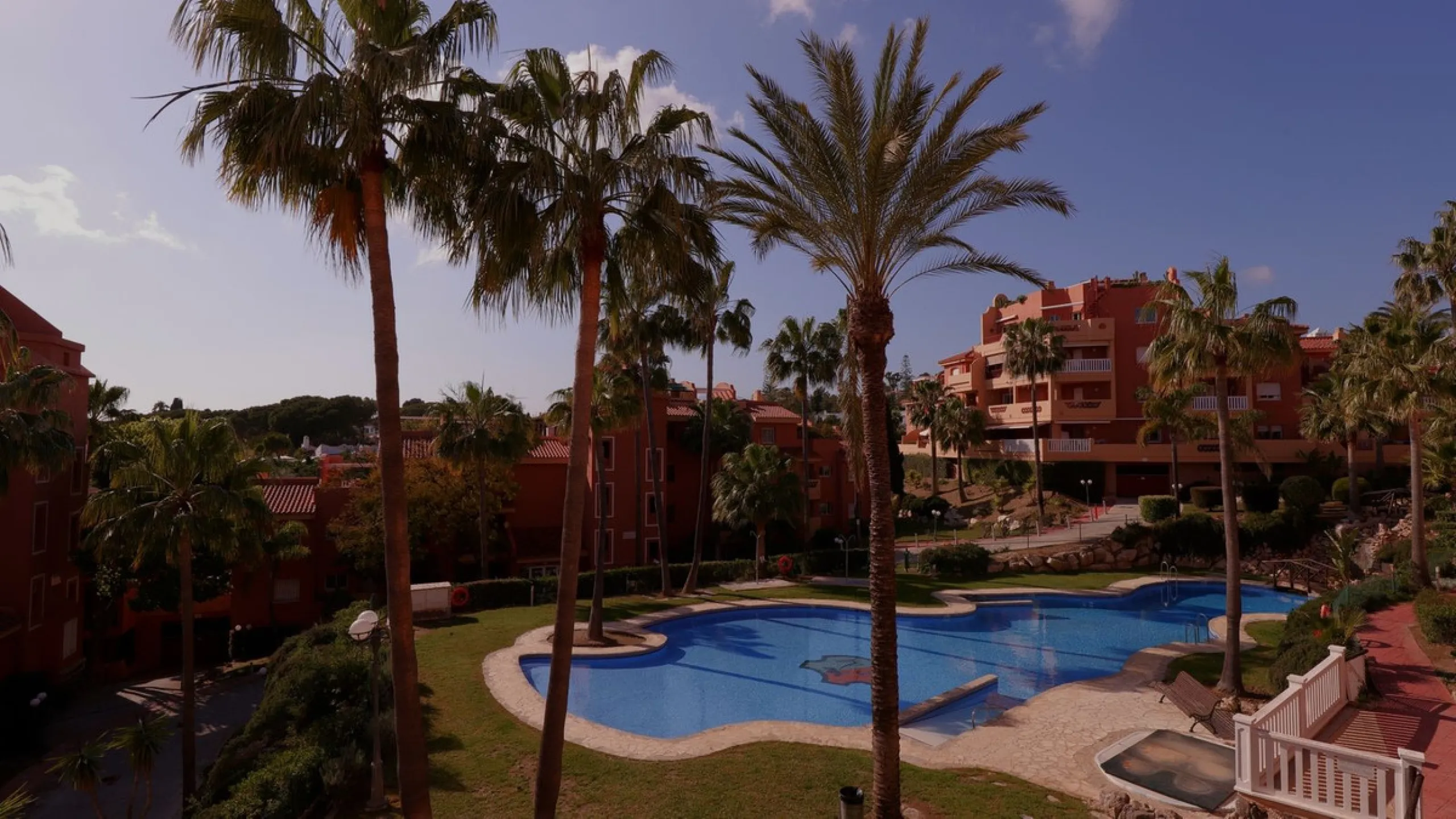 Opportunity! A mid-floor apartment in Urb. Amatista, lower La Reserva de Marbella for sale from the original owners since new in the year 2000. Great location and lovely, open views.