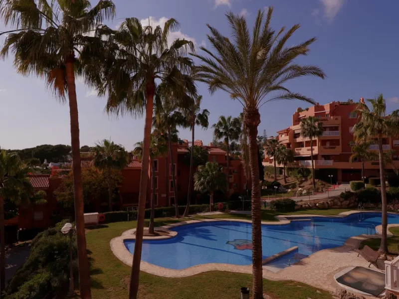 Opportunity! A mid-floor apartment in Urb. Amatista, lower La Reserva de Marbella for sale from the original owners since new in the year 2000. Great location and lovely, open views.