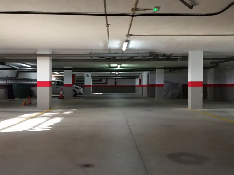 Opportunity! A mid-floor apartment in Urb. Amatista, lower La Reserva de Marbella for sale from the original owners since new in the year 2000. Great location and lovely, open views.