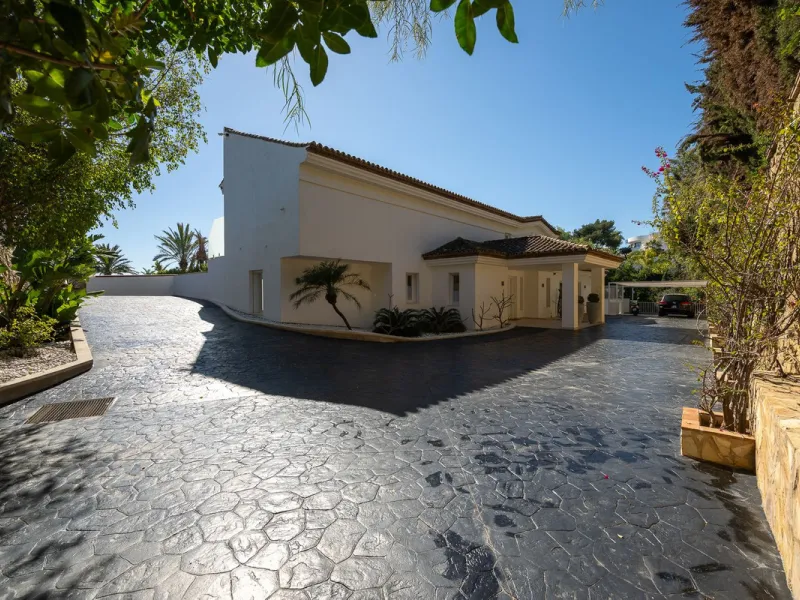 Luxury Villa with Panoramic Sea Views in Marbella