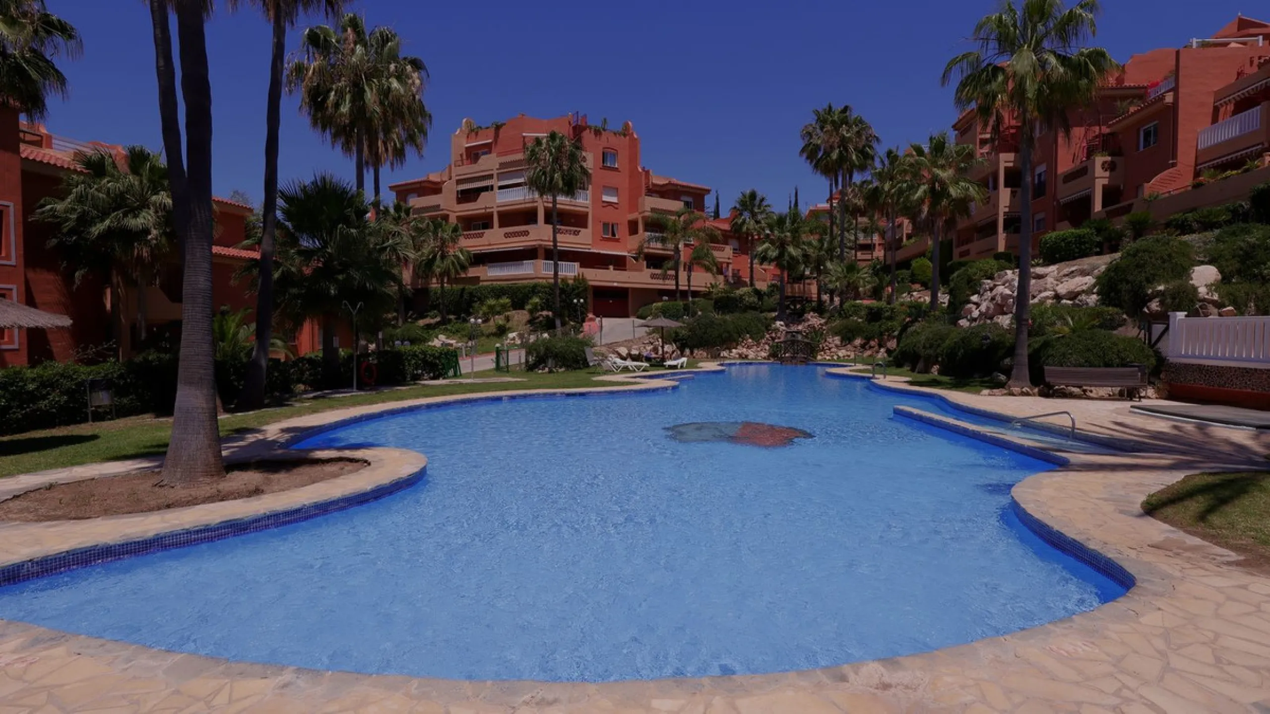 Opportunity! A mid-floor apartment in Urb. Amatista, lower La Reserva de Marbella for sale from the original owners since new in the year 2000. Great location and lovely, open views.