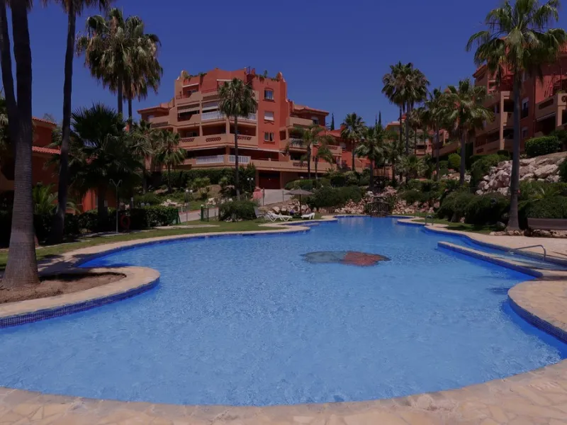 Opportunity! A mid-floor apartment in Urb. Amatista, lower La Reserva de Marbella for sale from the original owners since new in the year 2000. Great location and lovely, open views.