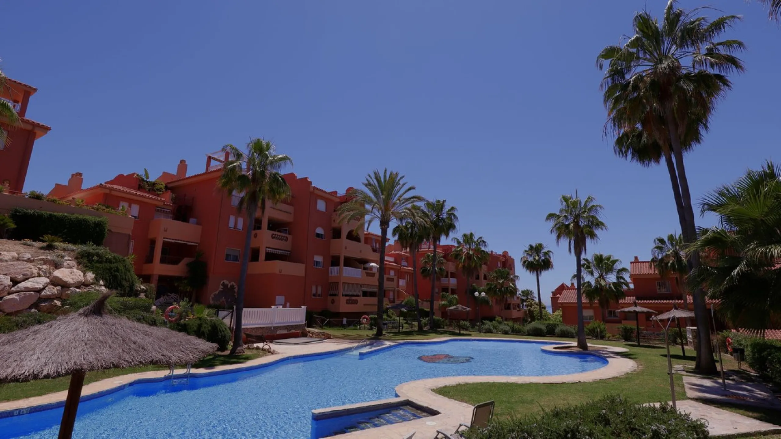 Opportunity! A mid-floor apartment in Urb. Amatista, lower La Reserva de Marbella for sale from the original owners since new in the year 2000. Great location and lovely, open views.