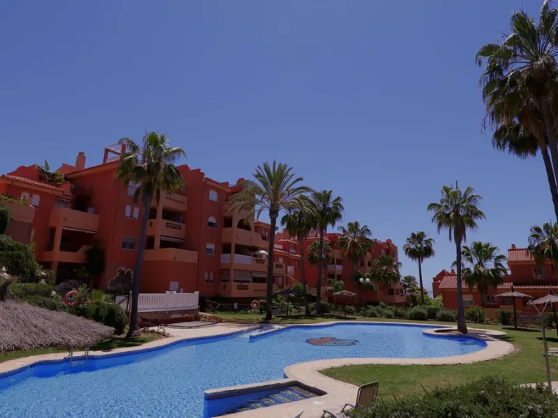 Opportunity! A mid-floor apartment in Urb. Amatista, lower La Reserva de Marbella for sale from the original owners since new in the year 2000. Great location and lovely, open views.