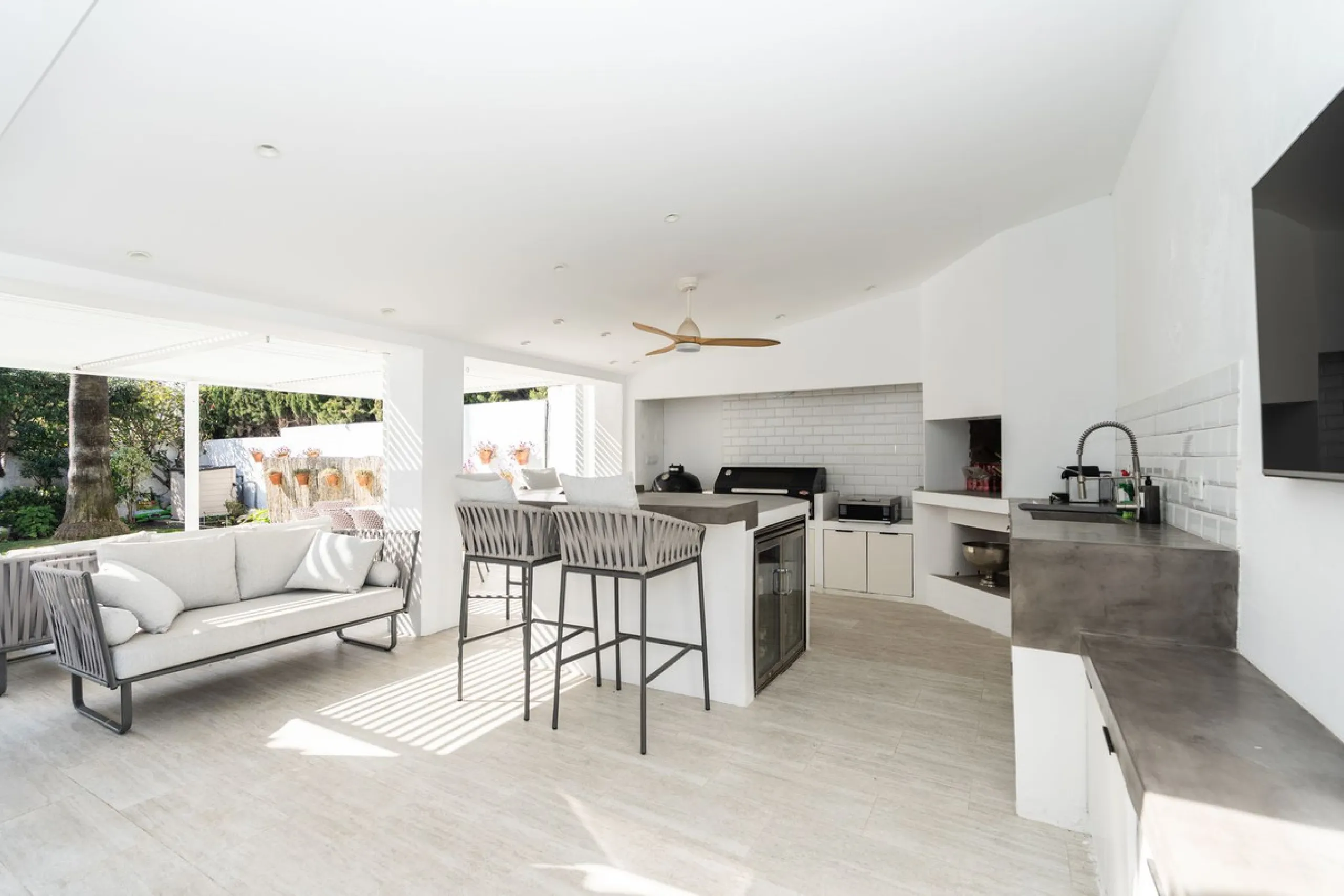 Detached Renovated Villa with Guest Apartment and Exceptional Outdoor Living – El Pilar, El Paraíso