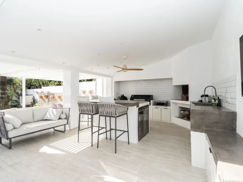 House - Detached Villa в продаже в El Paraiso, Málaga. В доме 5 спален и 4 ванных комнат. Площадь дома 379 м². Площадь участка 577 м²
