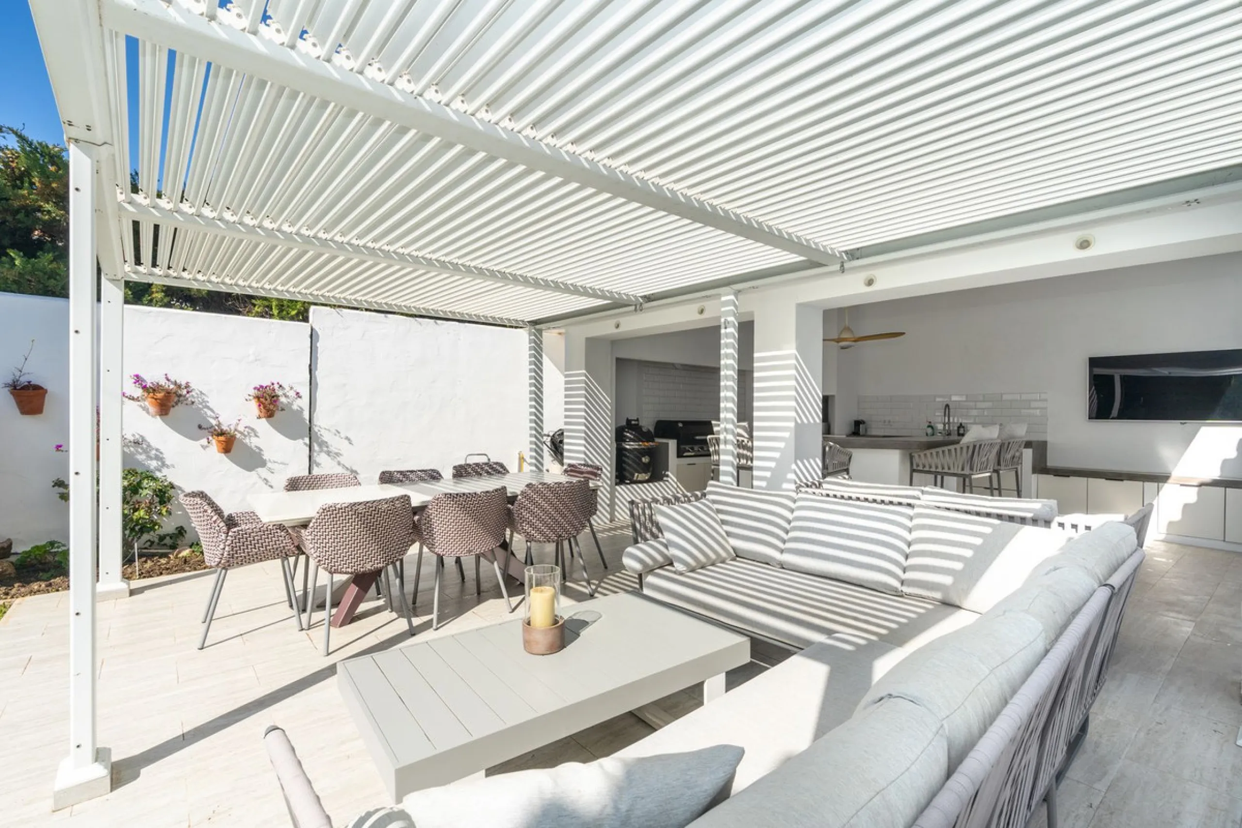 Detached Renovated Villa with Guest Apartment and Exceptional Outdoor Living – El Pilar, El Paraíso