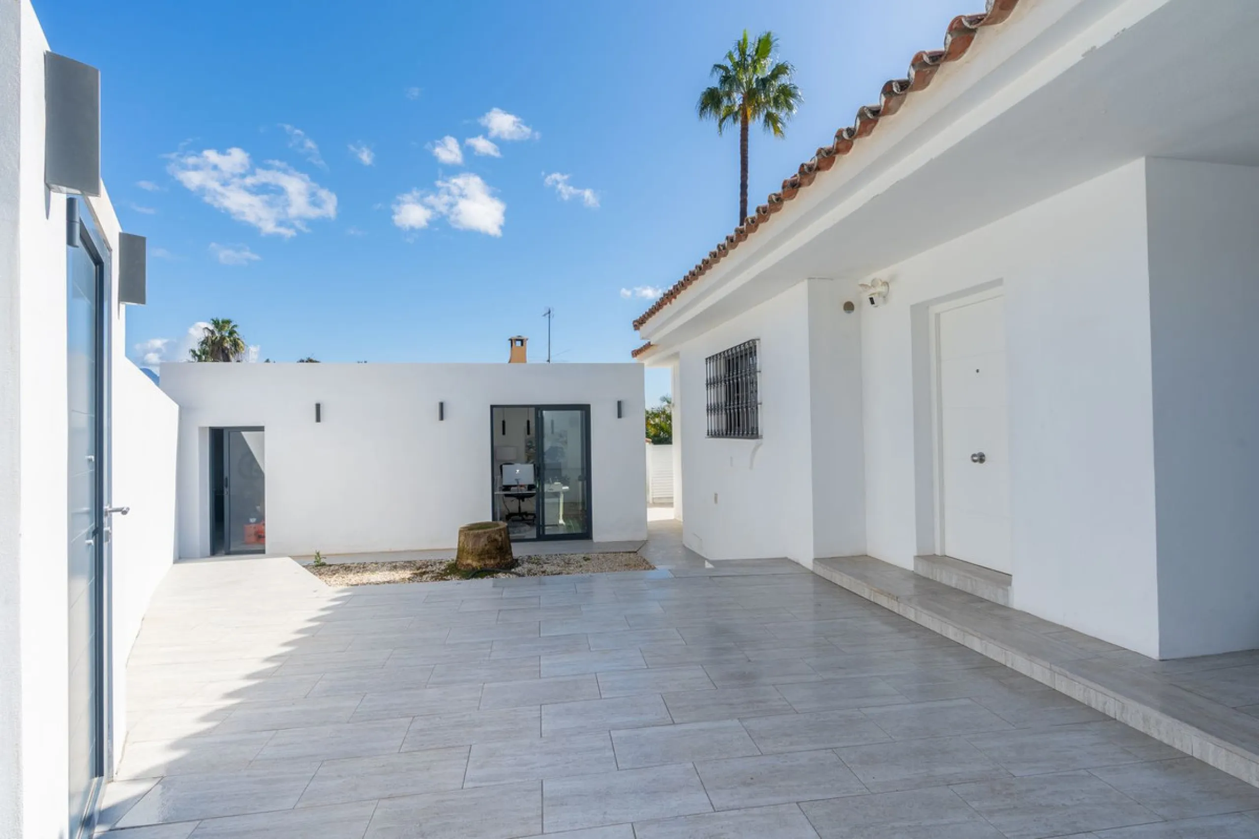 Detached Renovated Villa with Guest Apartment and Exceptional Outdoor Living – El Pilar, El Paraíso