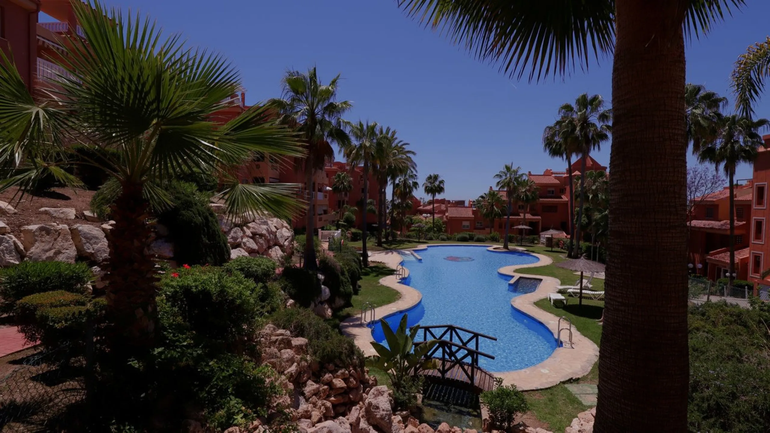 Opportunity! A mid-floor apartment in Urb. Amatista, lower La Reserva de Marbella for sale from the original owners since new in the year 2000. Great location and lovely, open views.