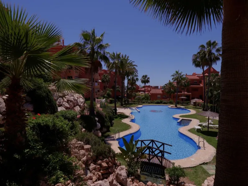 Opportunity! A mid-floor apartment in Urb. Amatista, lower La Reserva de Marbella for sale from the original owners since new in the year 2000. Great location and lovely, open views.