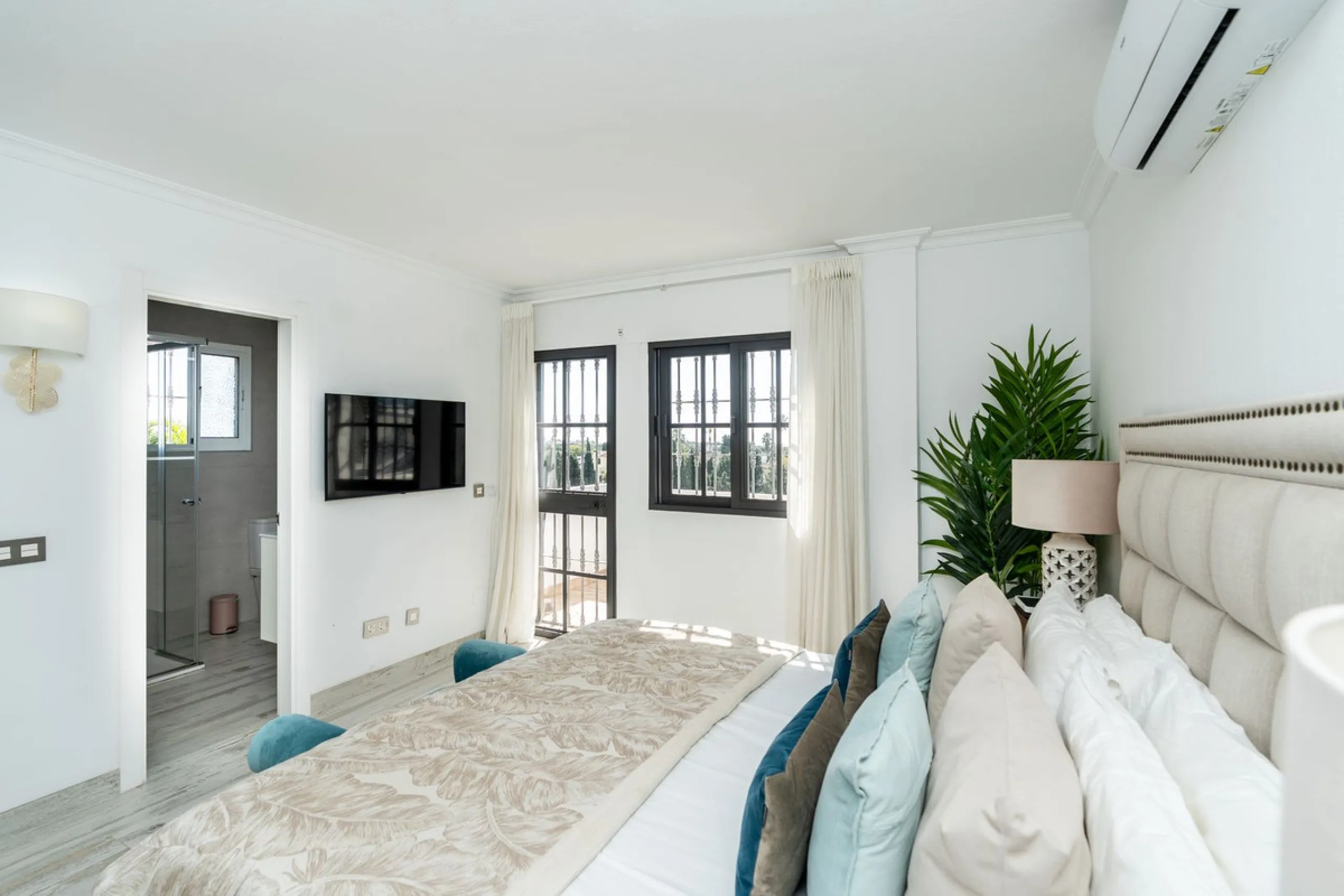 Detached Renovated Villa with Guest Apartment and Exceptional Outdoor Living – El Pilar, El Paraíso