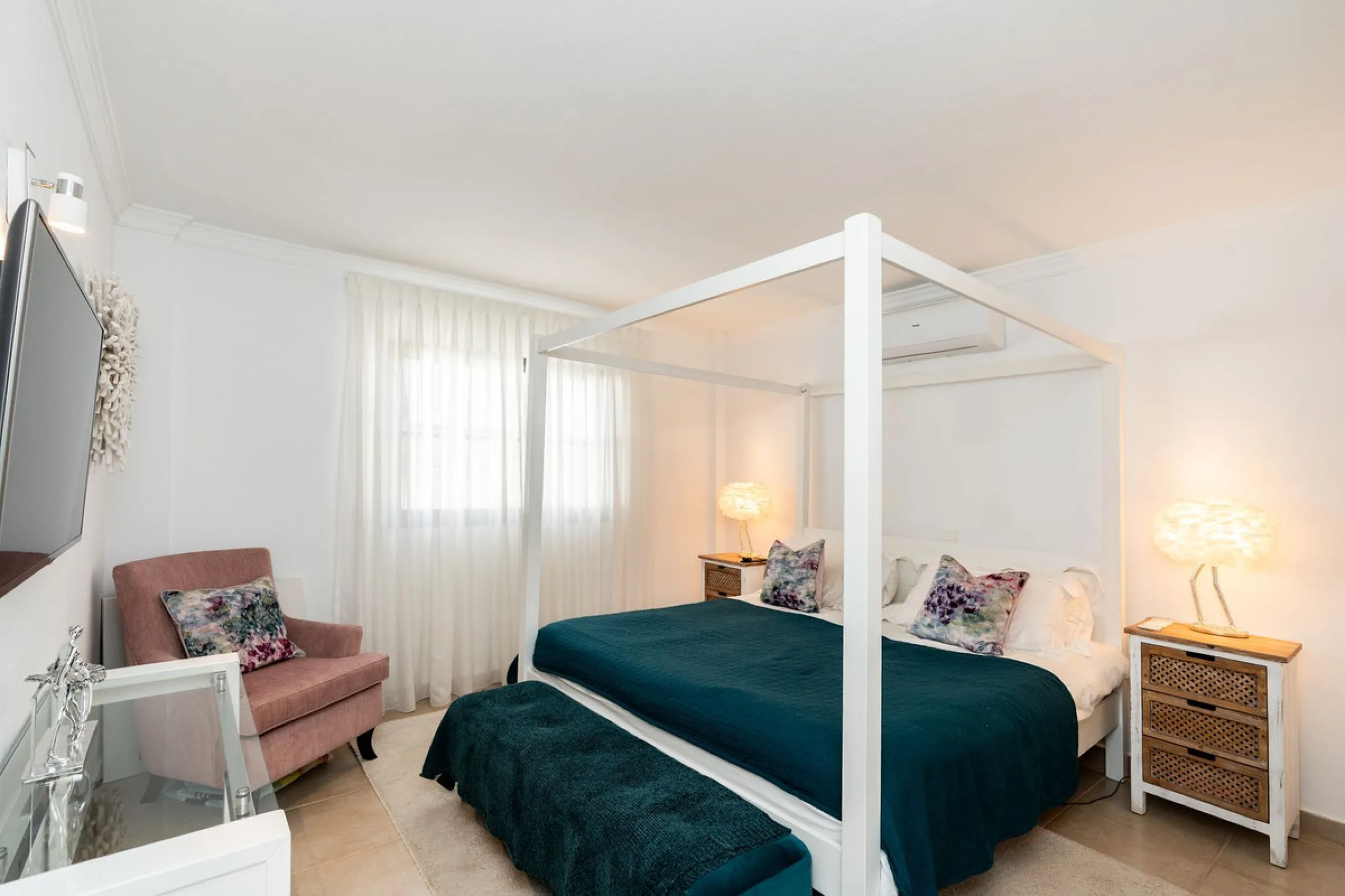 Detached Renovated Villa with Guest Apartment and Exceptional Outdoor Living – El Pilar, El Paraíso