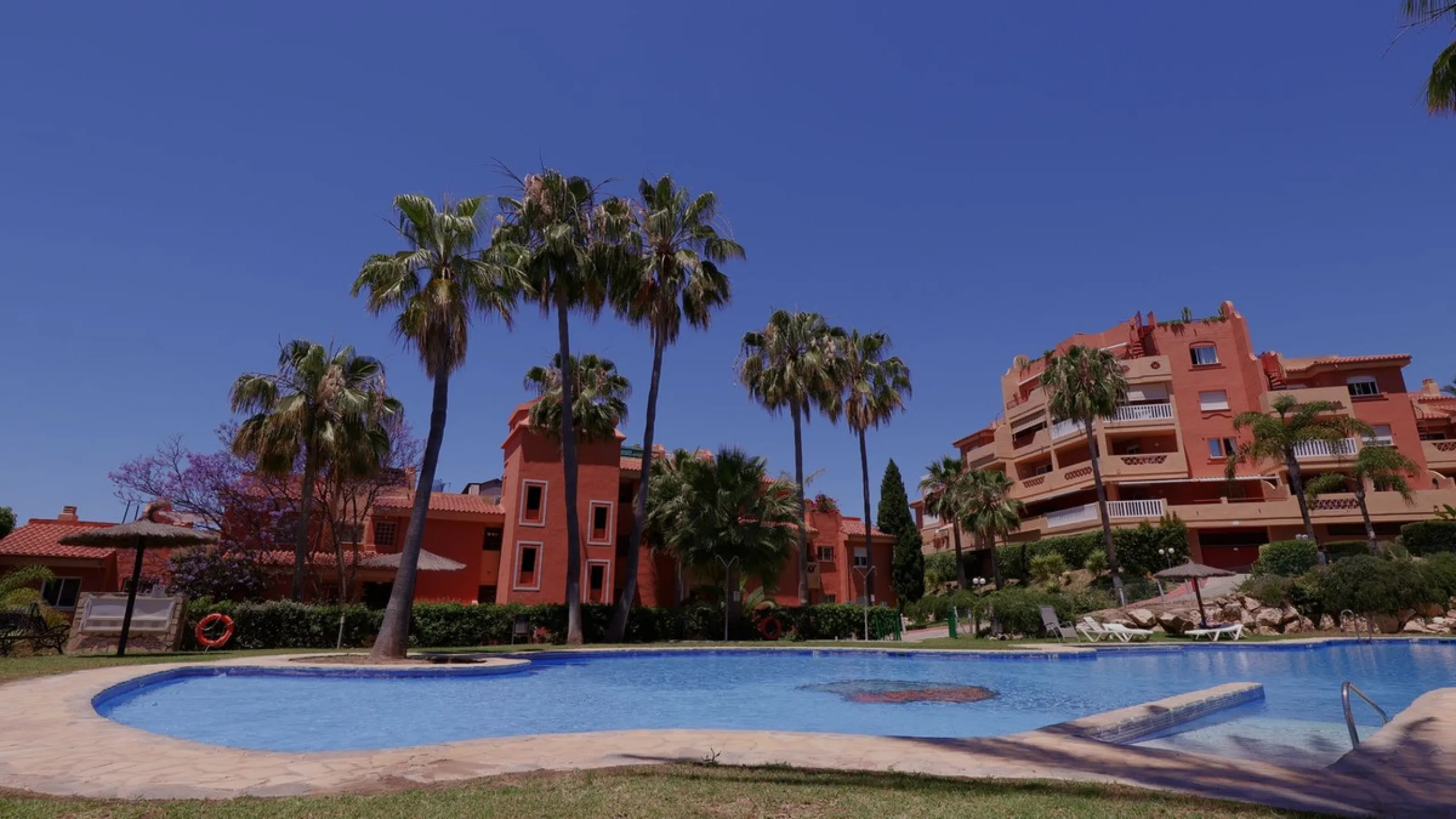Opportunity! A mid-floor apartment in Urb. Amatista, lower La Reserva de Marbella for sale from the original owners since new in the year 2000. Great location and lovely, open views.