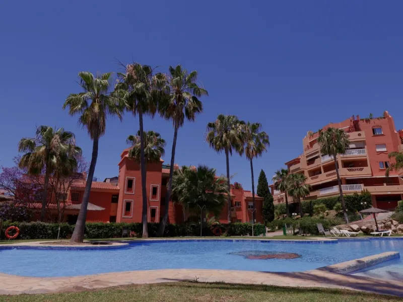 Opportunity! A mid-floor apartment in Urb. Amatista, lower La Reserva de Marbella for sale from the original owners since new in the year 2000. Great location and lovely, open views.