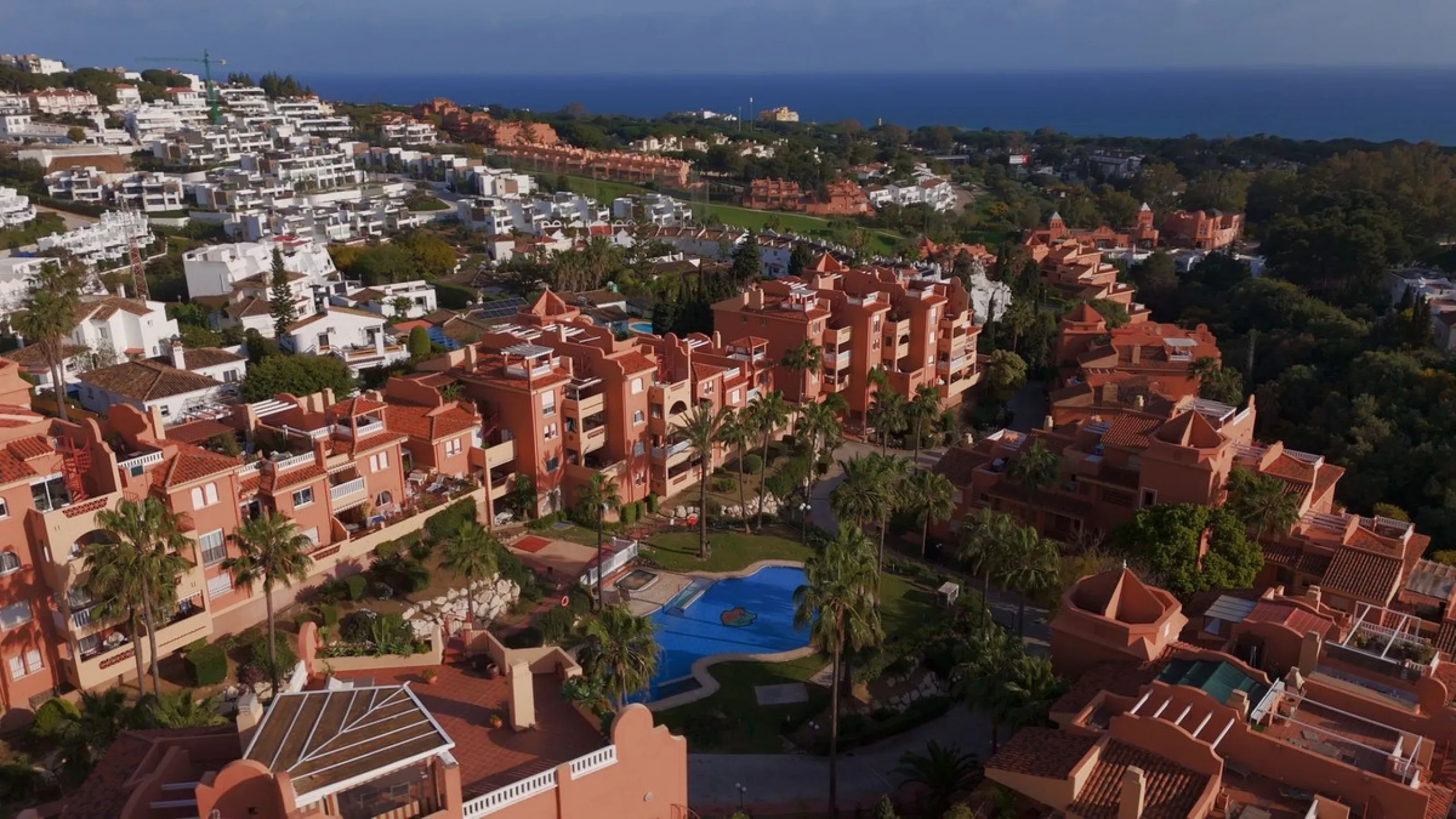 Opportunity! A mid-floor apartment in Urb. Amatista, lower La Reserva de Marbella for sale from the original owners since new in the year 2000. Great location and lovely, open views.