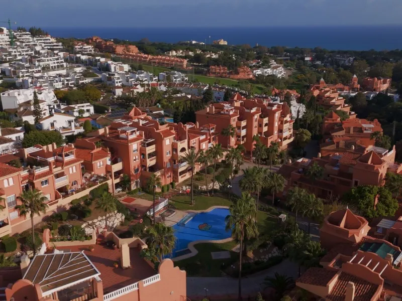 Opportunity! A mid-floor apartment in Urb. Amatista, lower La Reserva de Marbella for sale from the original owners since new in the year 2000. Great location and lovely, open views.