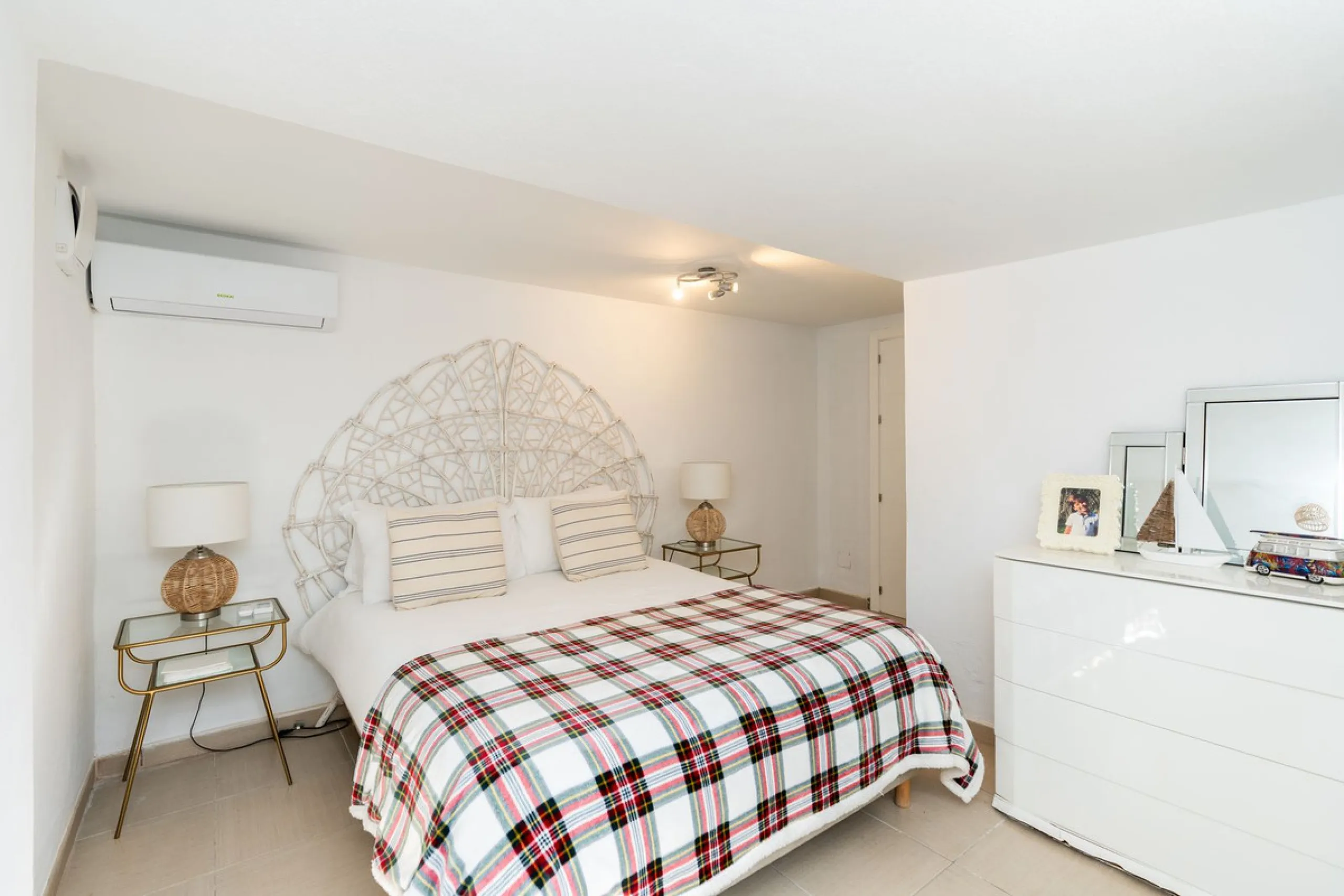 Detached Renovated Villa with Guest Apartment and Exceptional Outdoor Living – El Pilar, El Paraíso