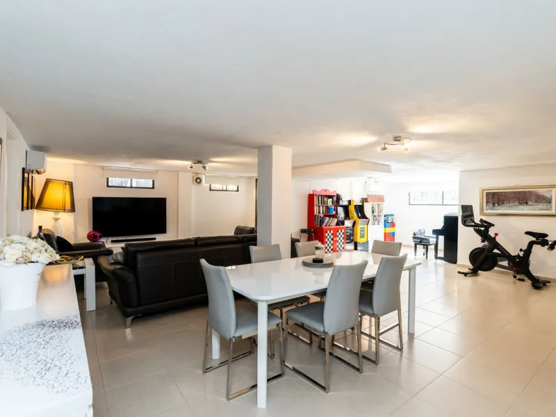 Detached Renovated Villa with Guest Apartment and Exceptional Outdoor Living – El Pilar, El Paraíso