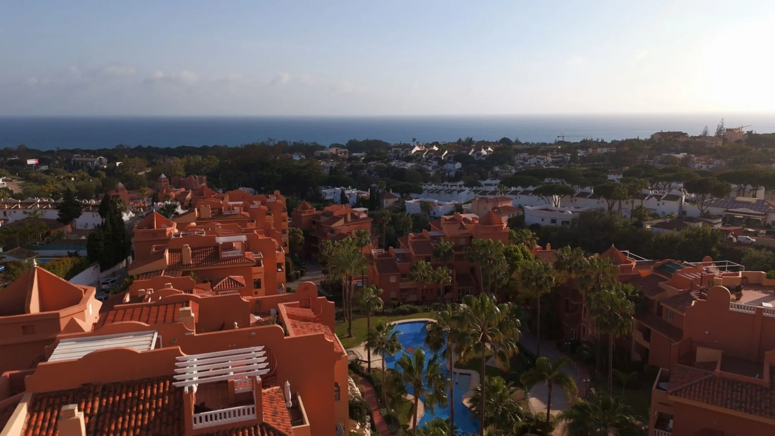 Opportunity! A mid-floor apartment in Urb. Amatista, lower La Reserva de Marbella for sale from the original owners since new in the year 2000. Great location and lovely, open views.