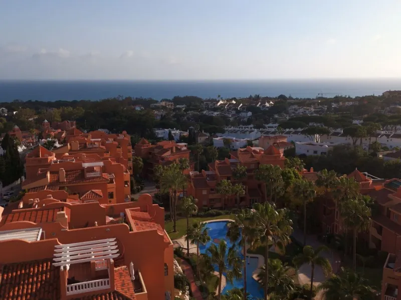 Opportunity! A mid-floor apartment in Urb. Amatista, lower La Reserva de Marbella for sale from the original owners since new in the year 2000. Great location and lovely, open views.