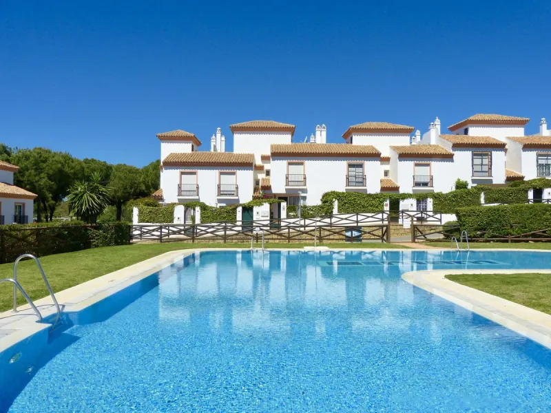 A rare opportunity to invest in a fully-furnished, 3-bedroom townhouse with a fully-transferable holiday rental license, allowing you to enjoy the property personally as well as generating immediate income through short-term rentals, if desired.