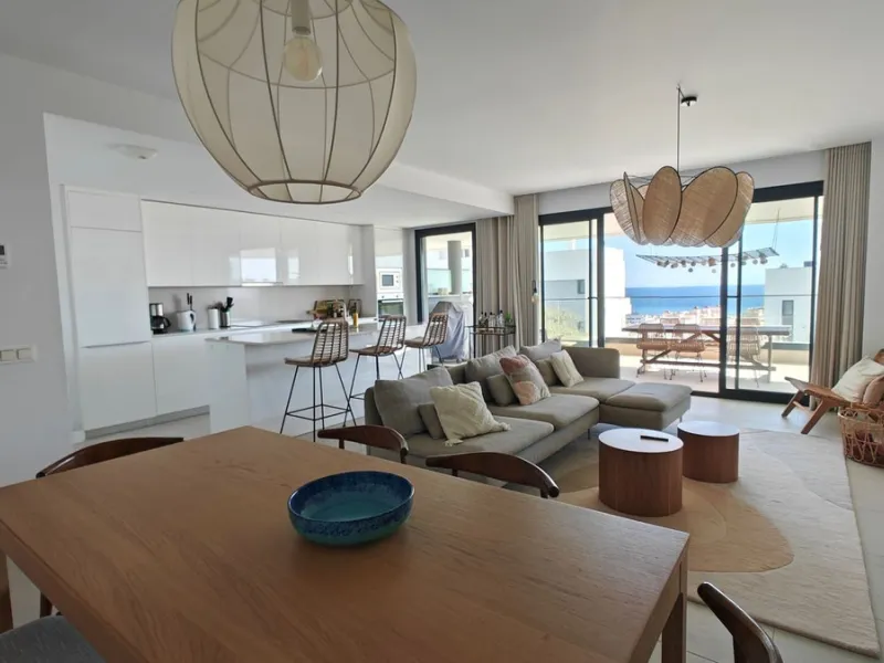 Rare 4-Bedroom Apartment with Stunning Sea Views & 43 m² Terrace in Las Mesas, Estepona – Just 10 Minutes' Walk to the Marina & Beach