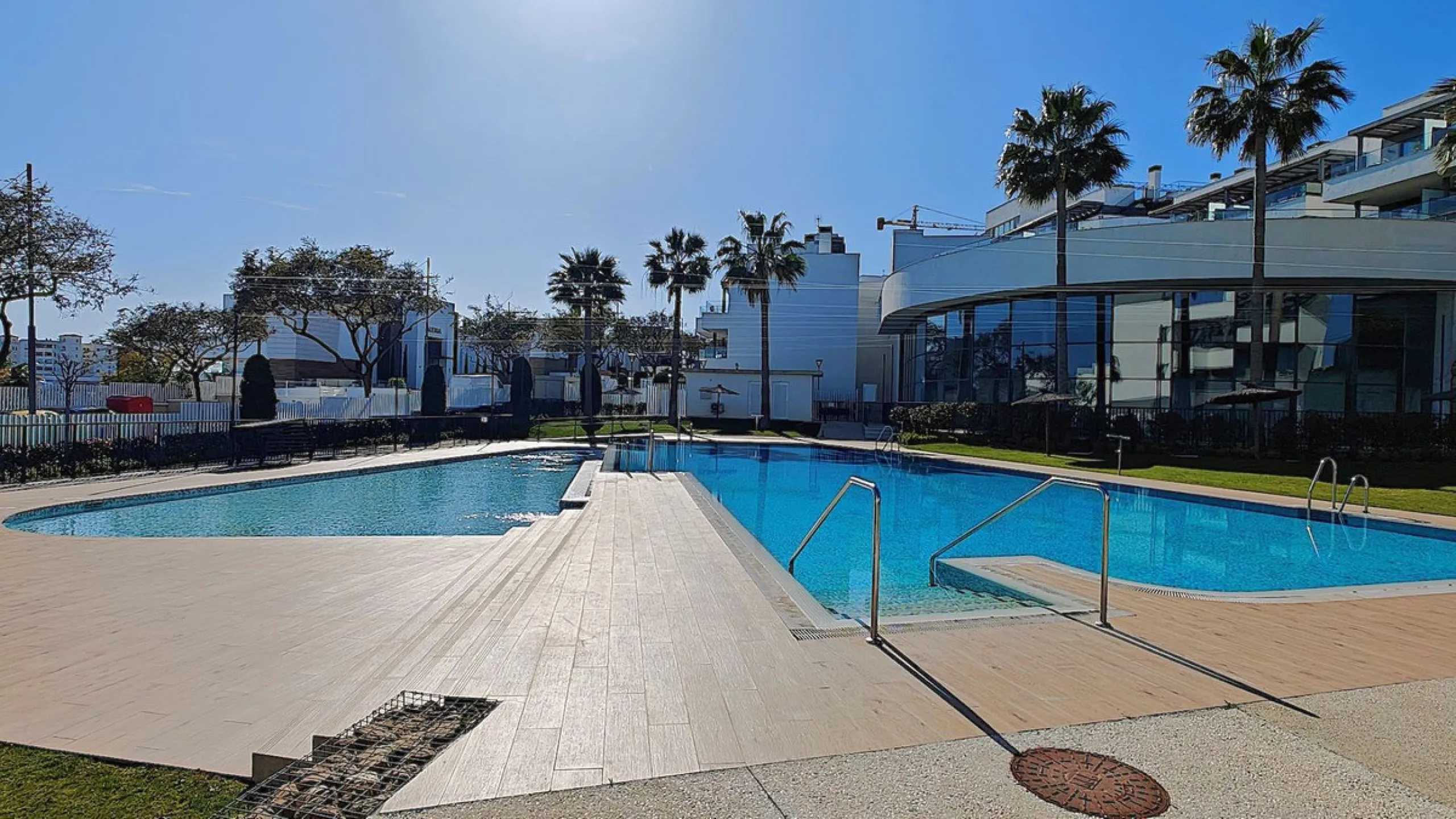 Rare 4-Bedroom Apartment with Stunning Sea Views & 43 m² Terrace in Las Mesas, Estepona – Just 10 Minutes' Walk to the Marina & Beach