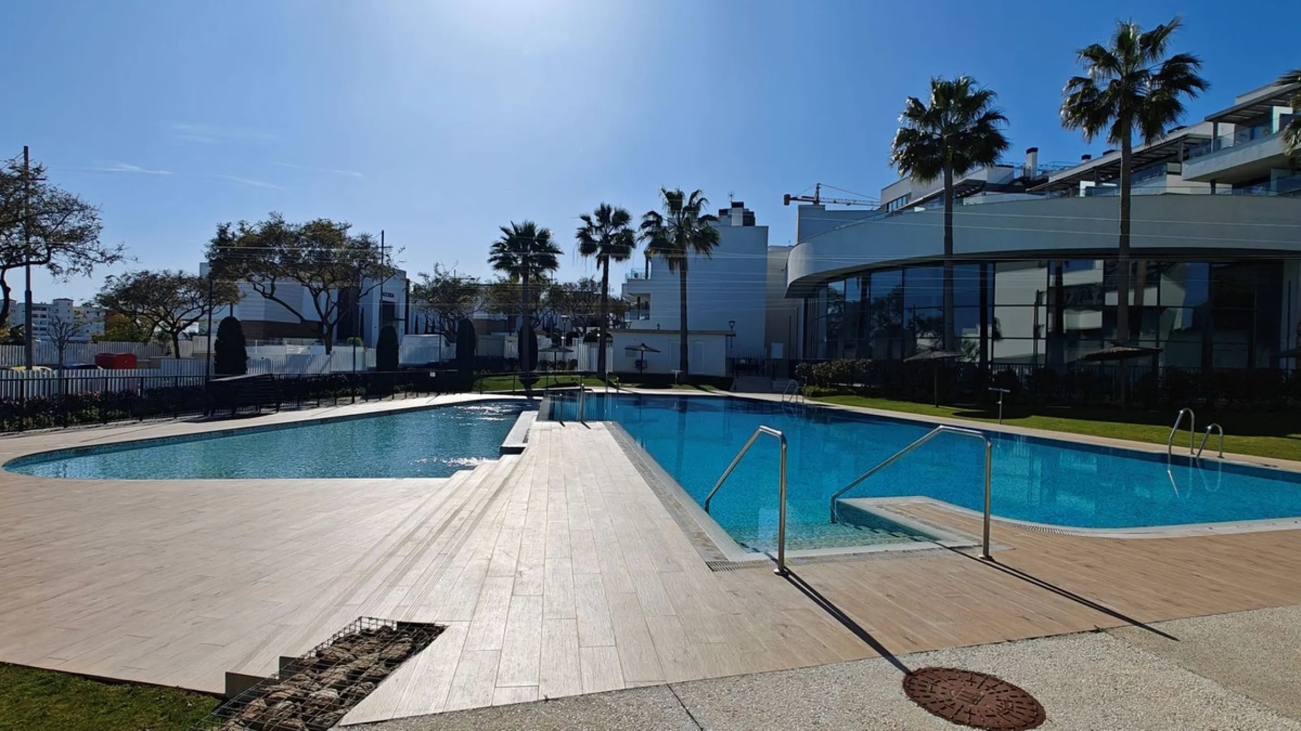 Rare 4-Bedroom Apartment with Stunning Sea Views & 43 m² Terrace in Las Mesas, Estepona – Just 10 Minutes' Walk to the Marina & Beach