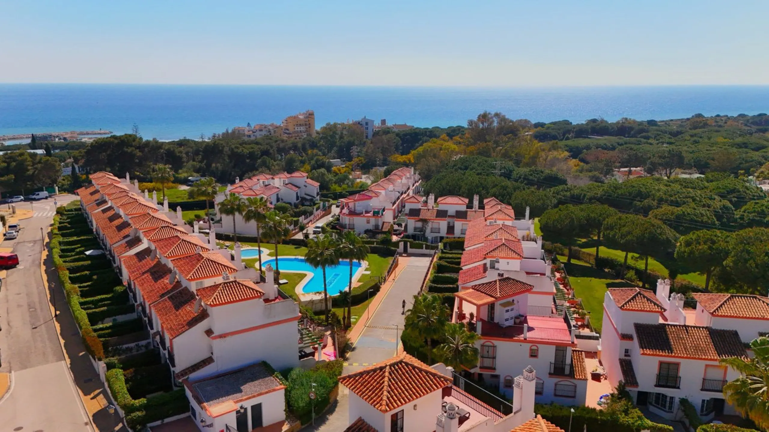 A rare opportunity to invest in a fully-furnished, 3-bedroom townhouse with a fully-transferable holiday rental license, allowing you to enjoy the property personally as well as generating immediate income through short-term rentals, if desired.