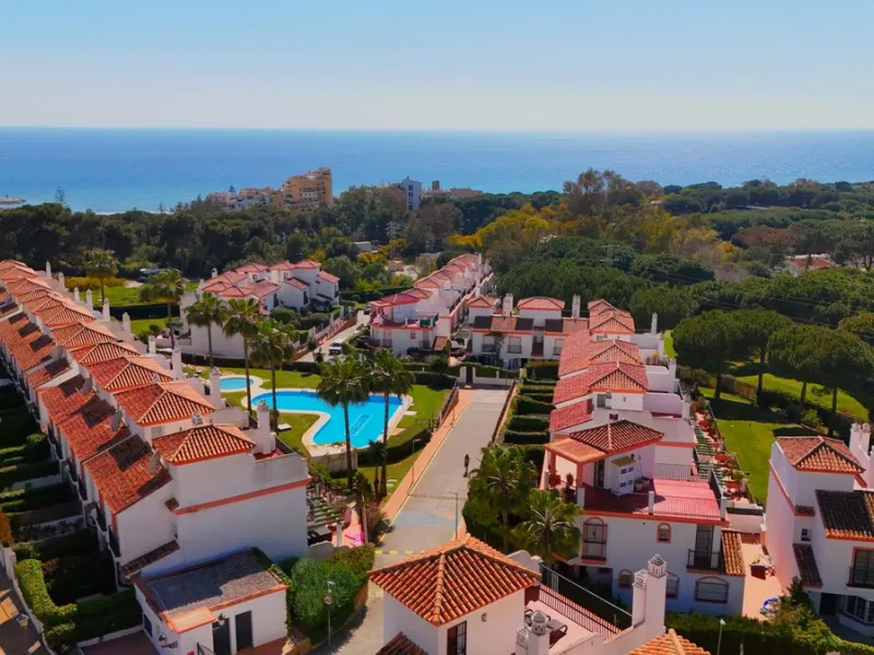 A rare opportunity to invest in a fully-furnished, 3-bedroom townhouse with a fully-transferable holiday rental license, allowing you to enjoy the property personally as well as generating immediate income through short-term rentals, if desired.