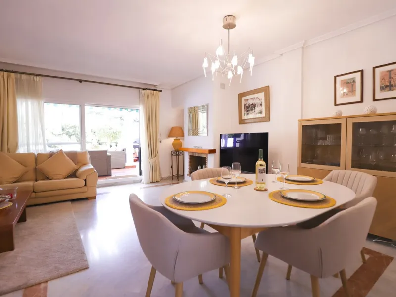 A rare opportunity to invest in a fully-furnished, 3-bedroom townhouse with a fully-transferable holiday rental license, allowing you to enjoy the property personally as well as generating immediate income through short-term rentals, if desired.