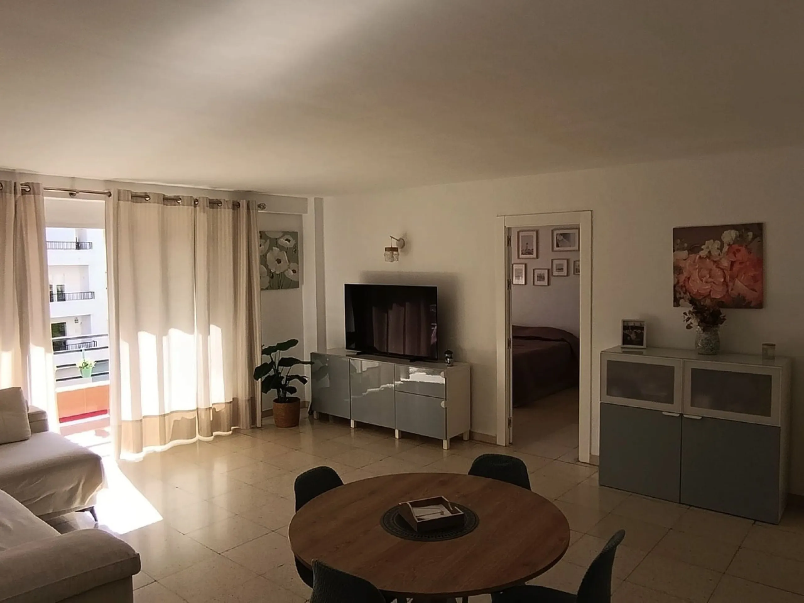 Prime Central Apartment on the main avenue of Marbella – South-Facing with Terrace Views Over the Golden Mile!