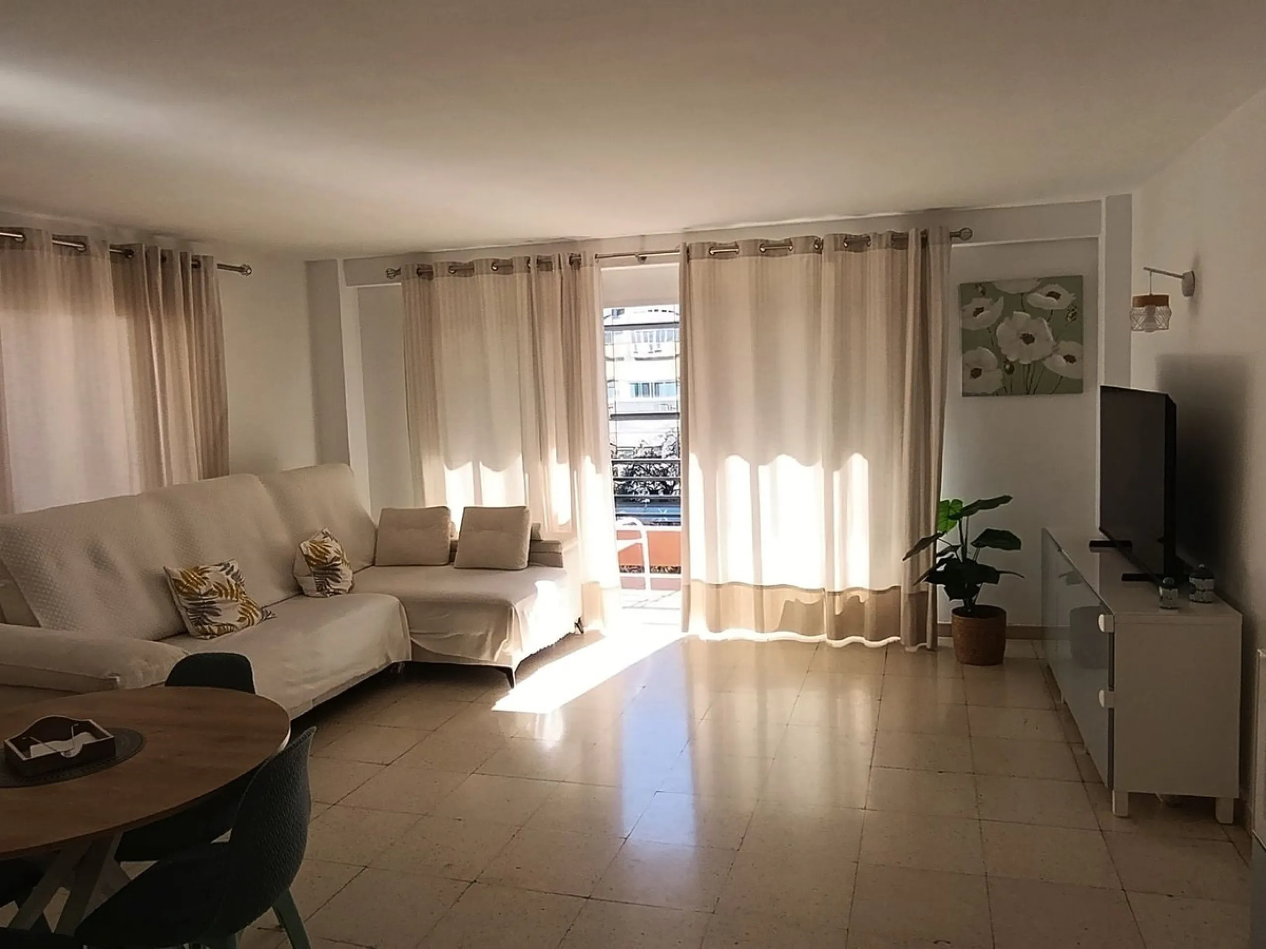 Prime Central Apartment on the main avenue of Marbella – South-Facing with Terrace Views Over the Golden Mile!