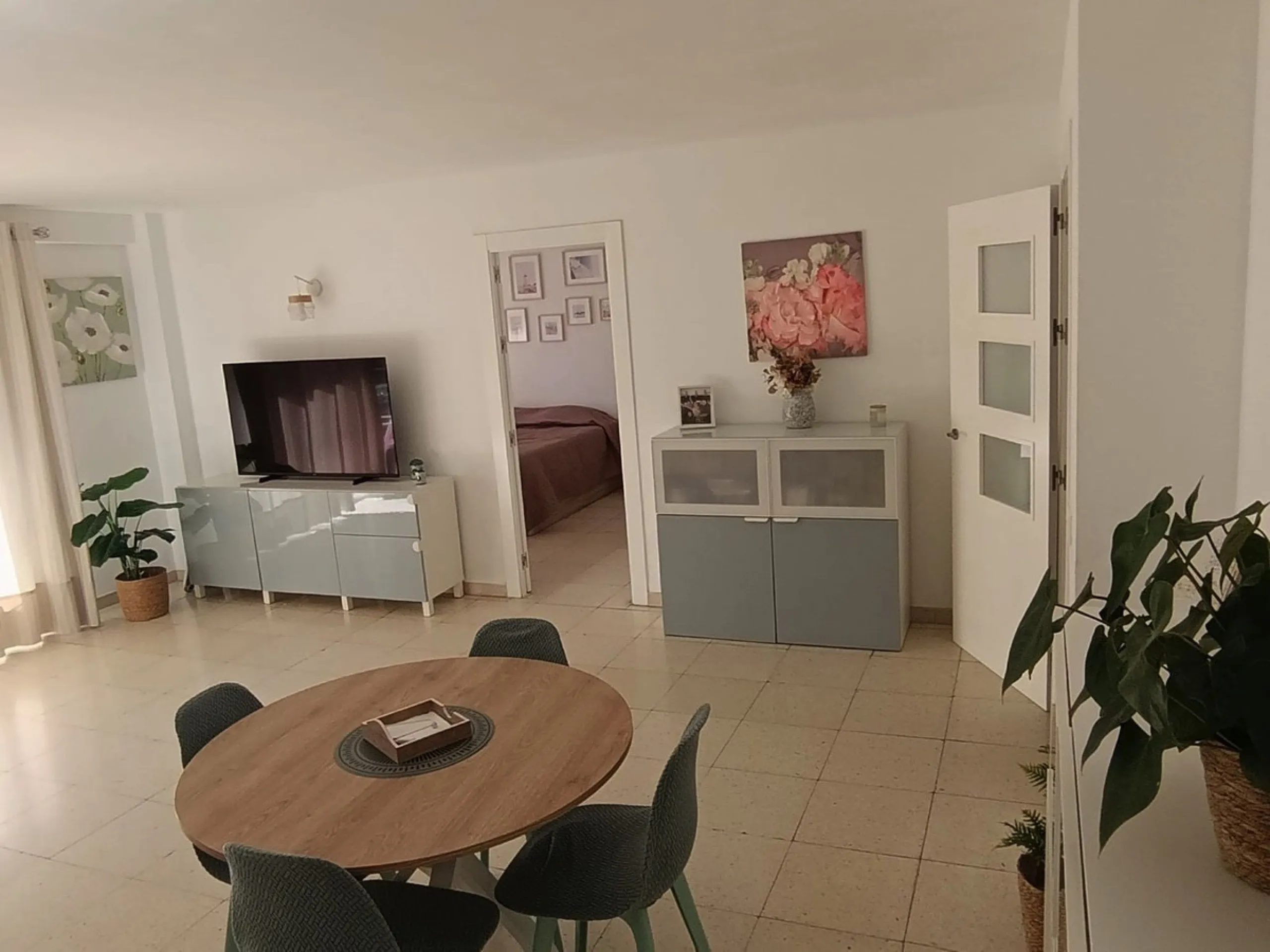 Prime Central Apartment on the main avenue of Marbella – South-Facing with Terrace Views Over the Golden Mile!