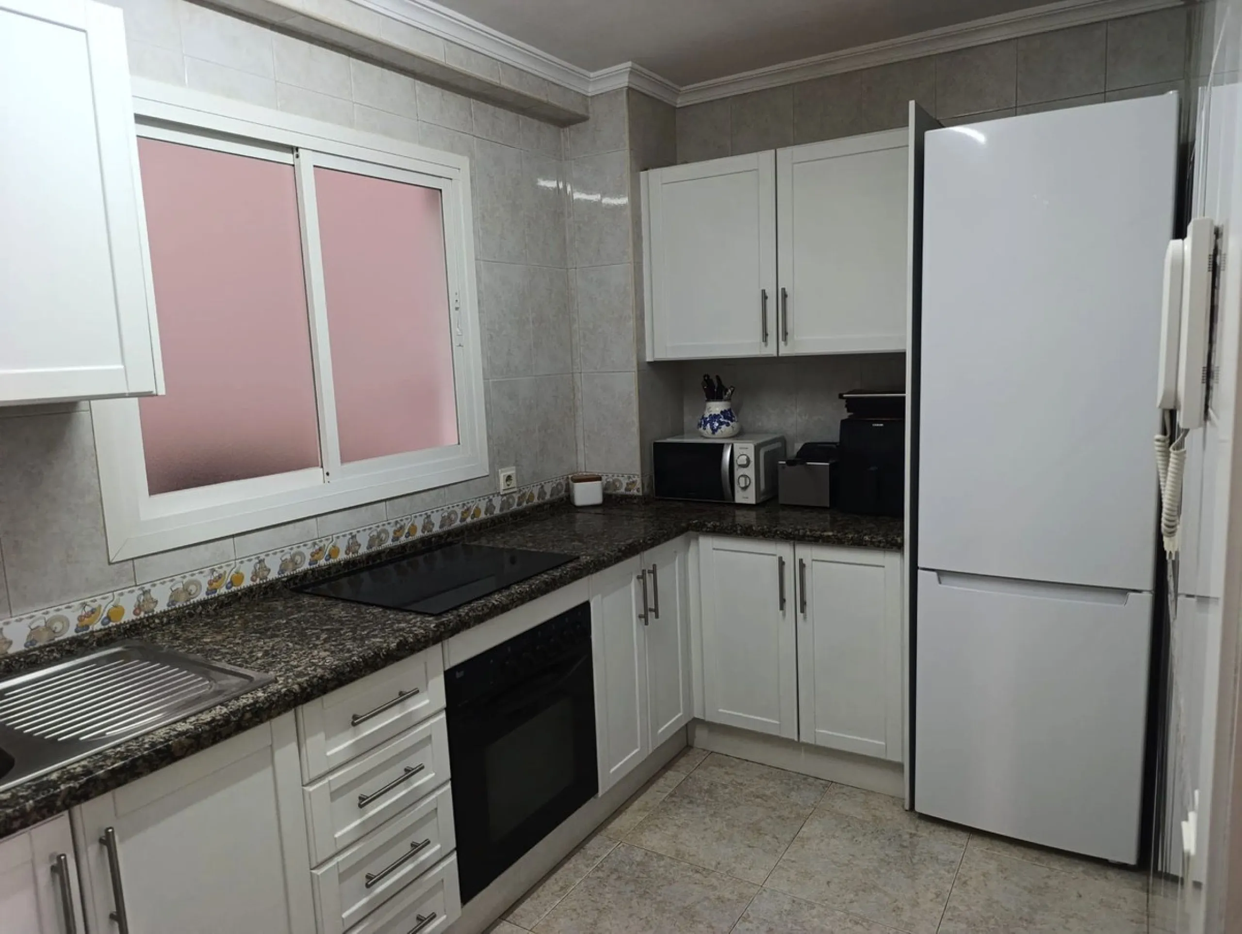 Prime Central Apartment on the main avenue of Marbella – South-Facing with Terrace Views Over the Golden Mile!