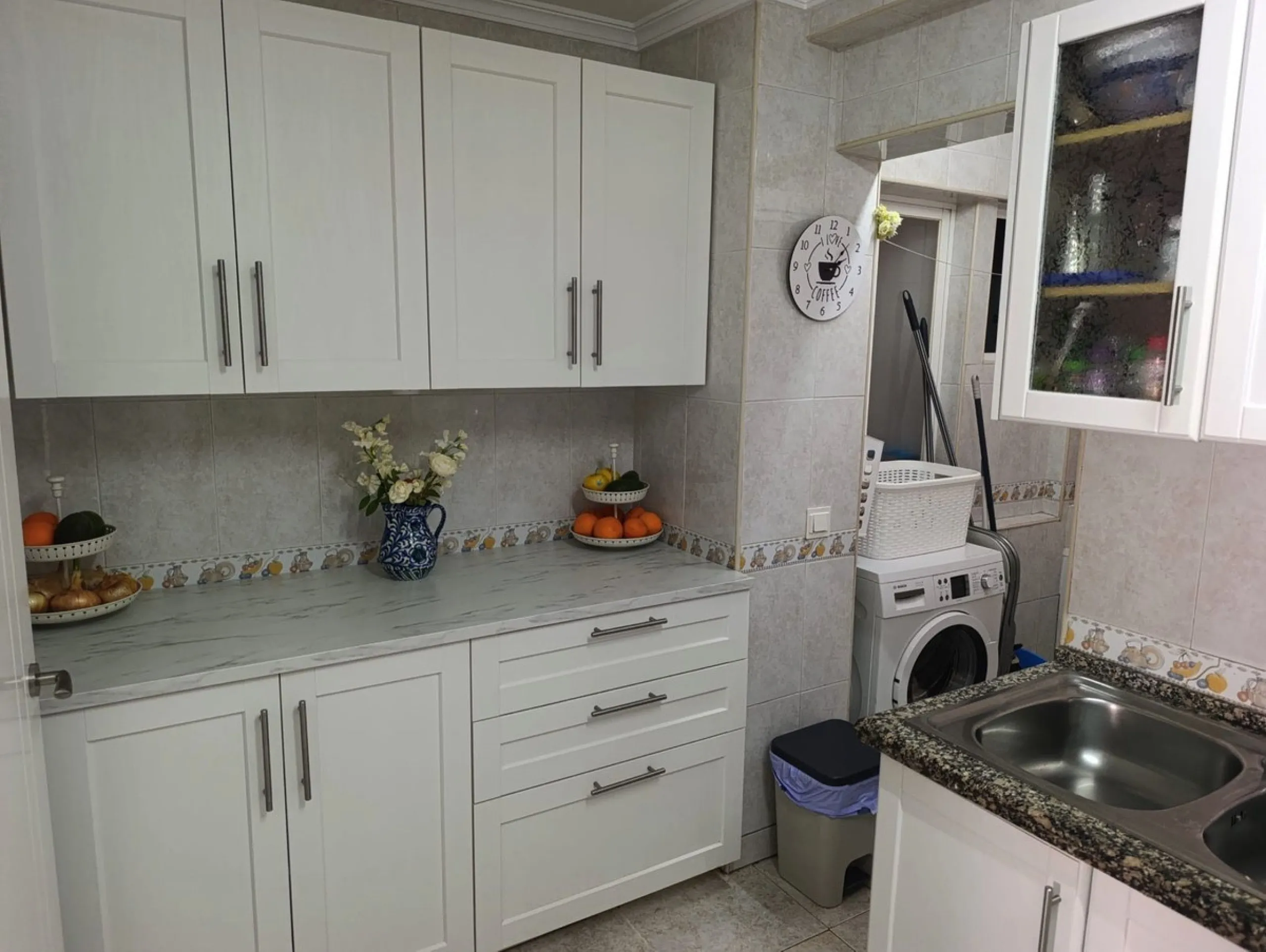 Prime Central Apartment on the main avenue of Marbella – South-Facing with Terrace Views Over the Golden Mile!
